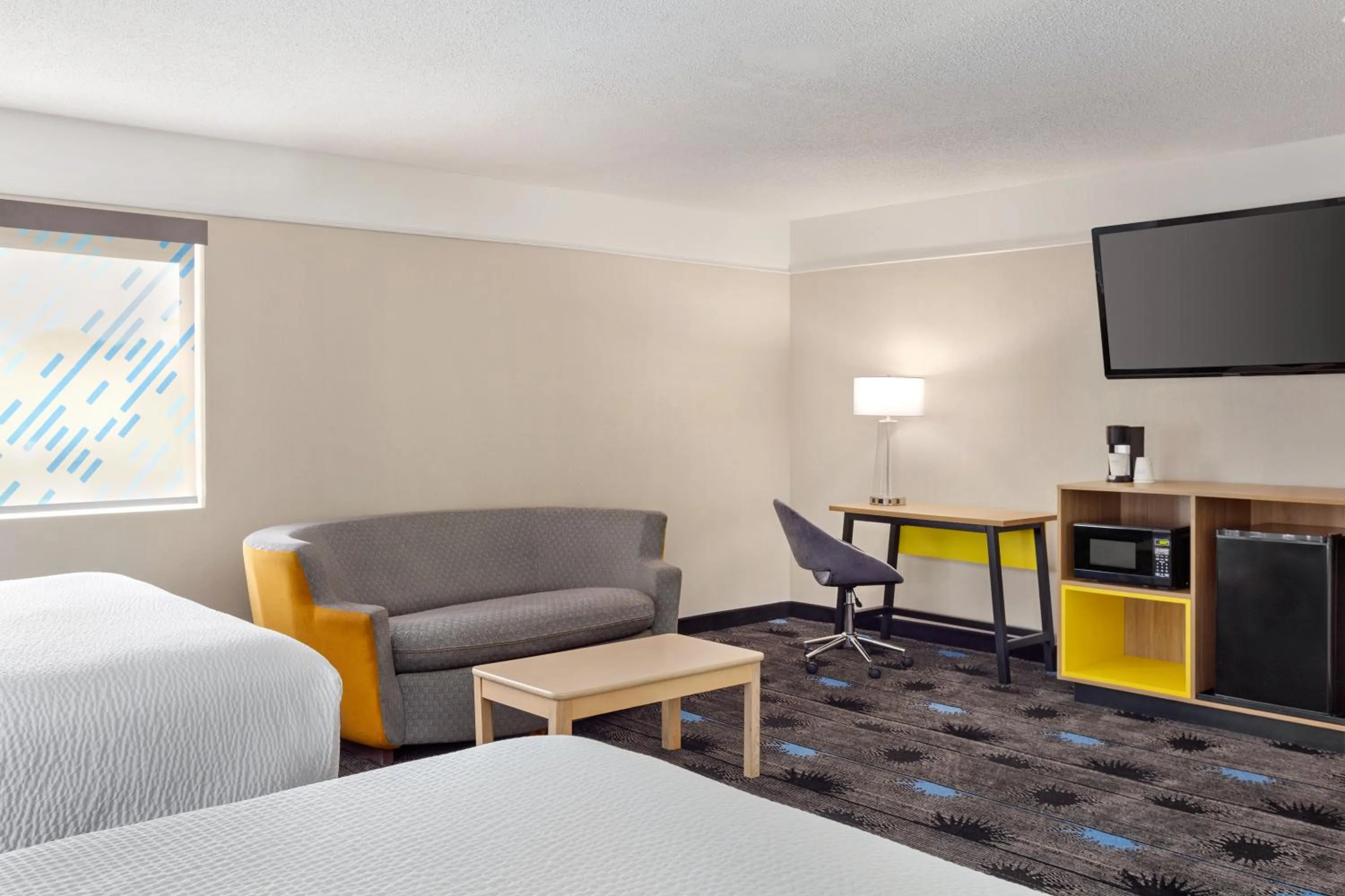 Seating area, Bed in Days Inn by Wyndham Kansas City International Airport
