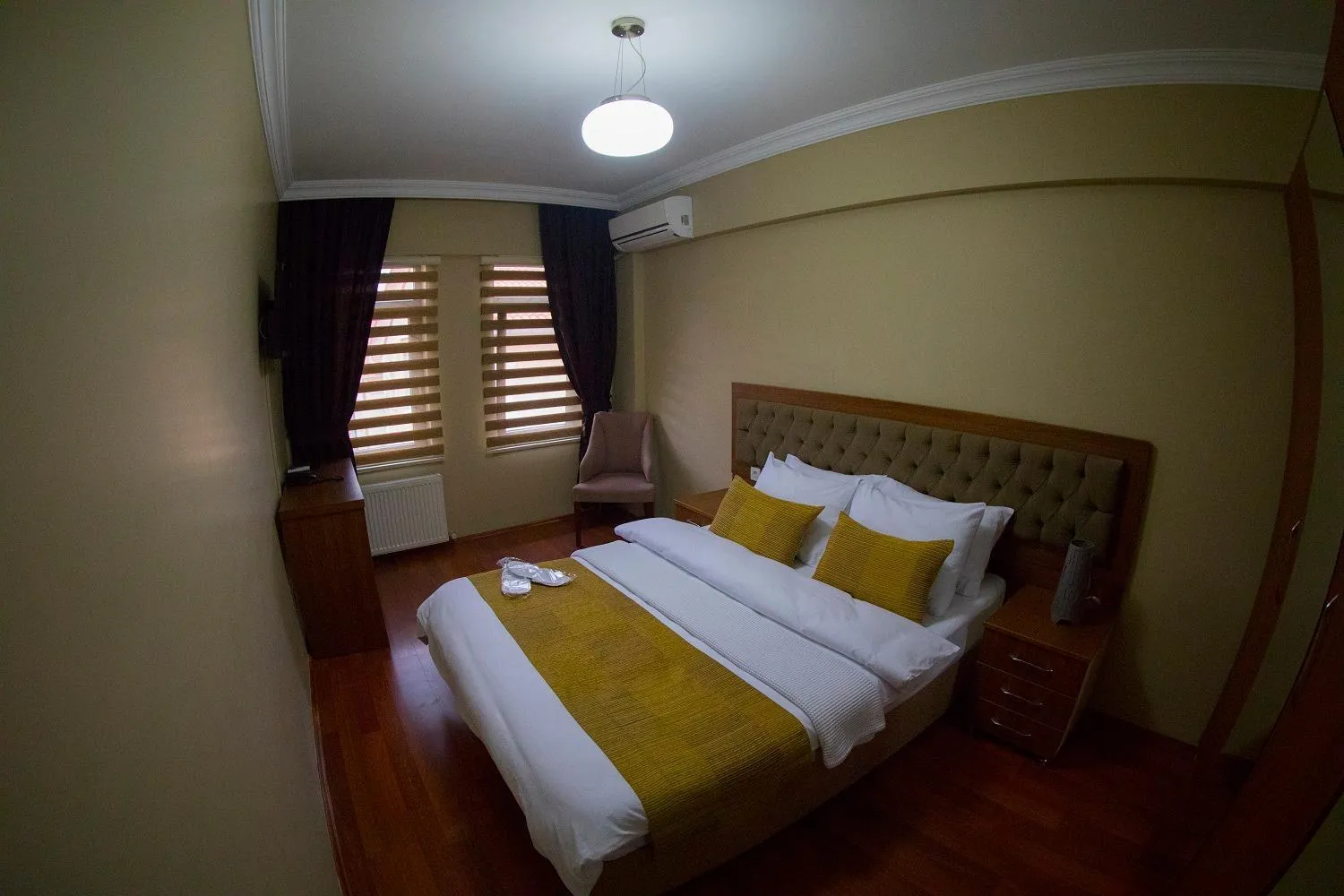 Photo of the whole room, Bed in Ramparts Hotel