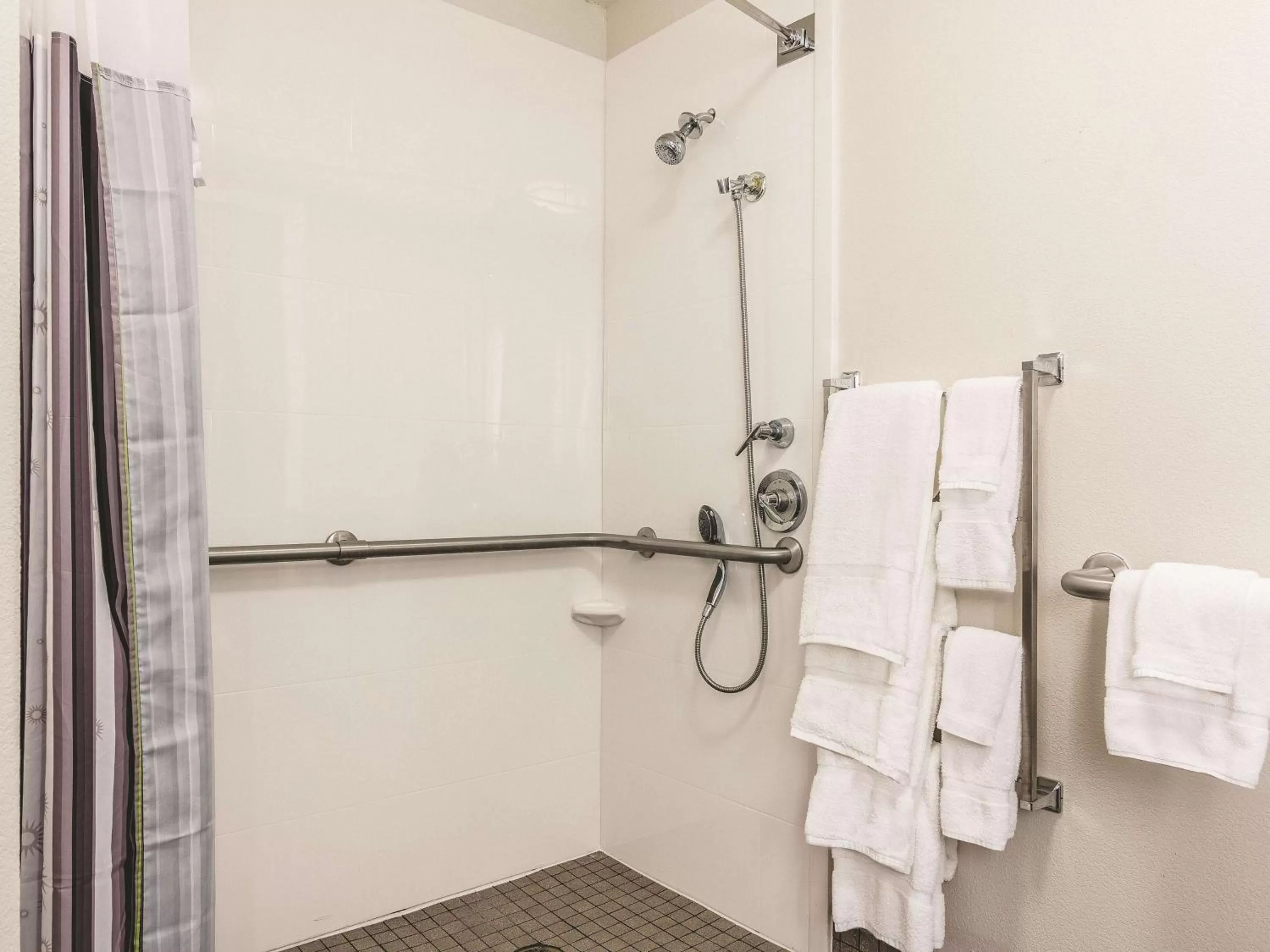 Photo of the whole room in La Quinta by Wyndham Shreveport Airport