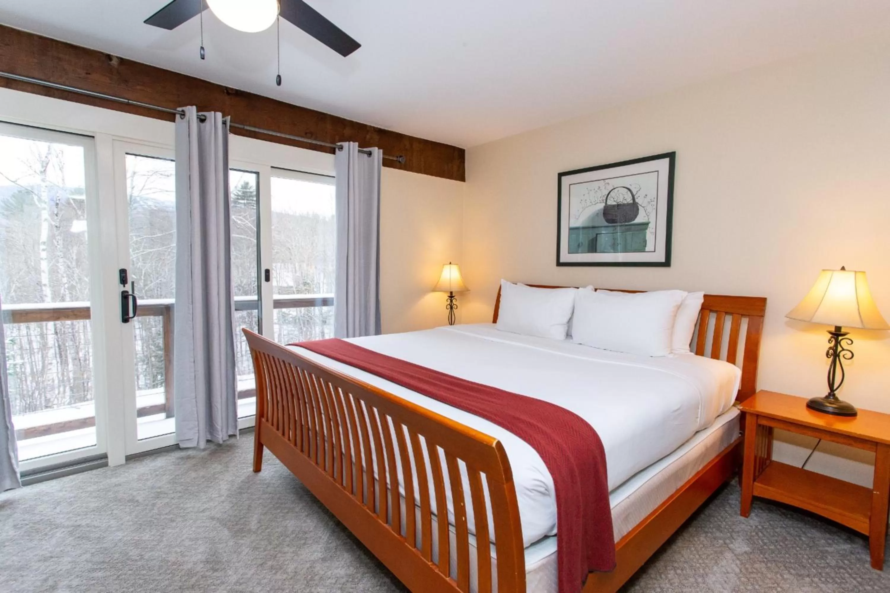 Bed in Topnotch Resort