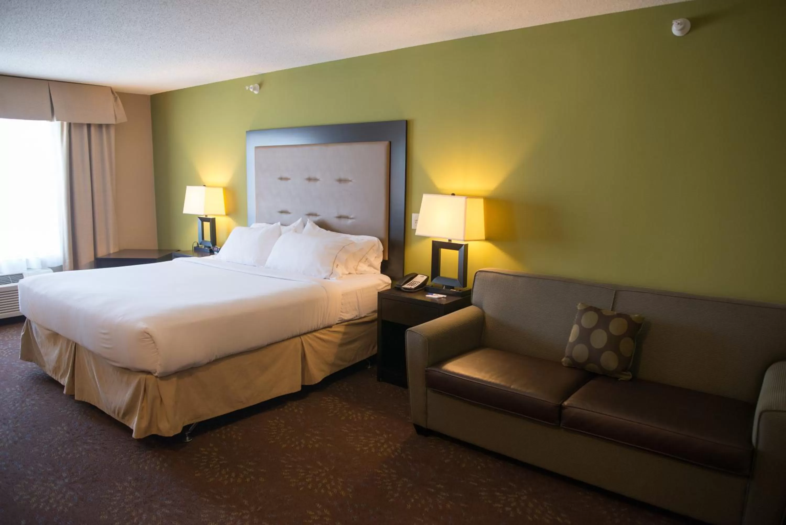 Photo of the whole room, Bed in Holiday Inn Express & Suites Northwood by IHG