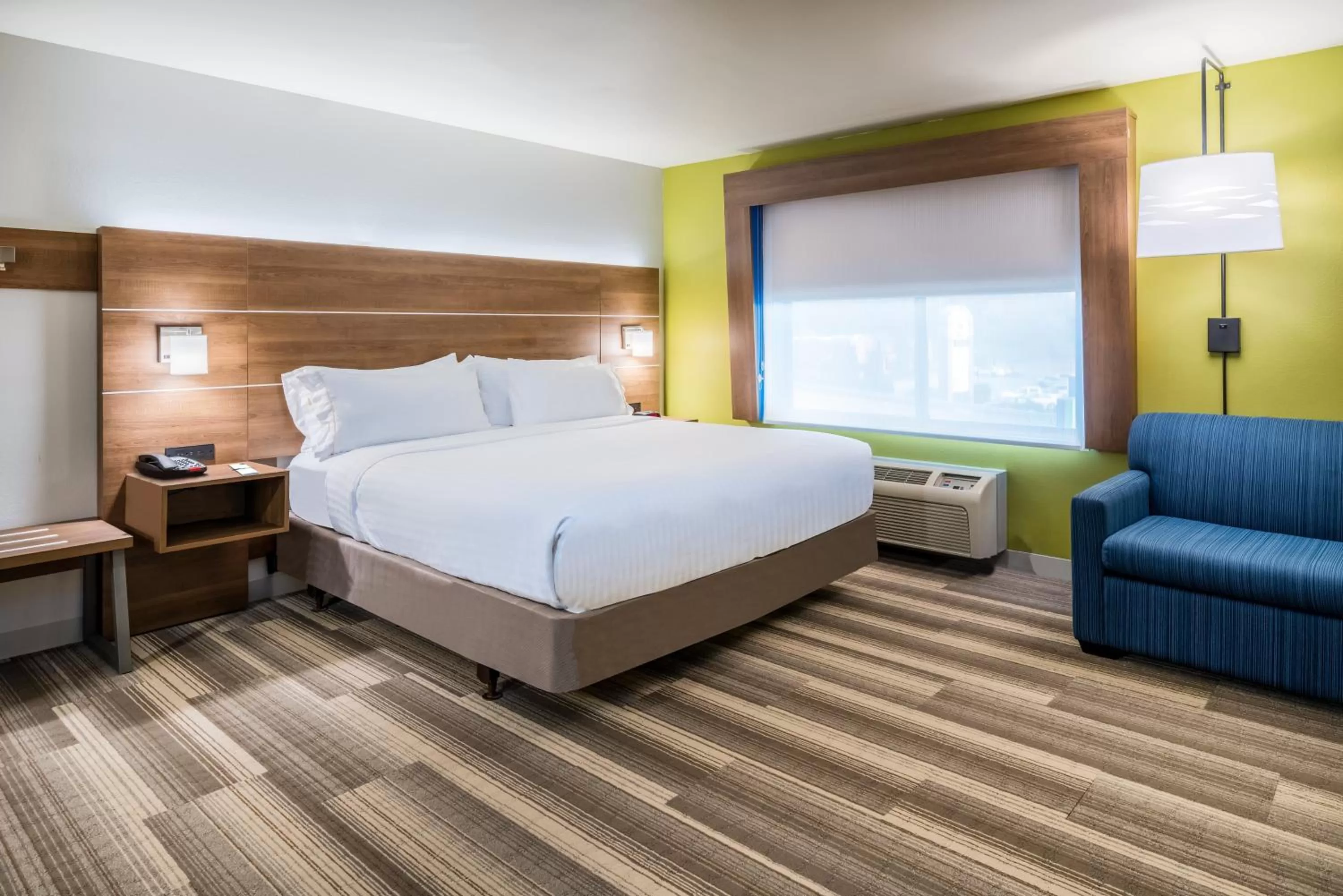 Photo of the whole room, Bed in Holiday Inn Express & Suites Rocky Mount Smith Mountain Lake, an IHG Hotel