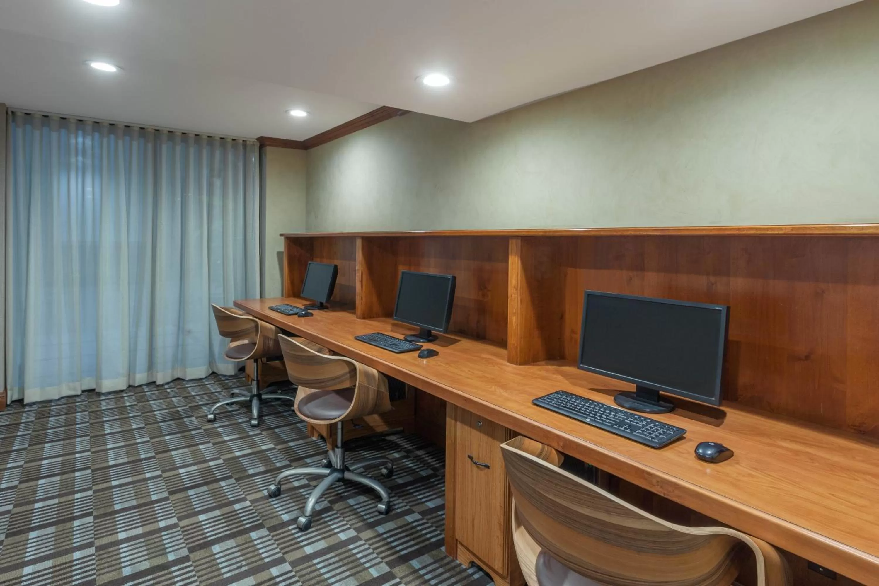 Business facilities in Wyndham Visalia