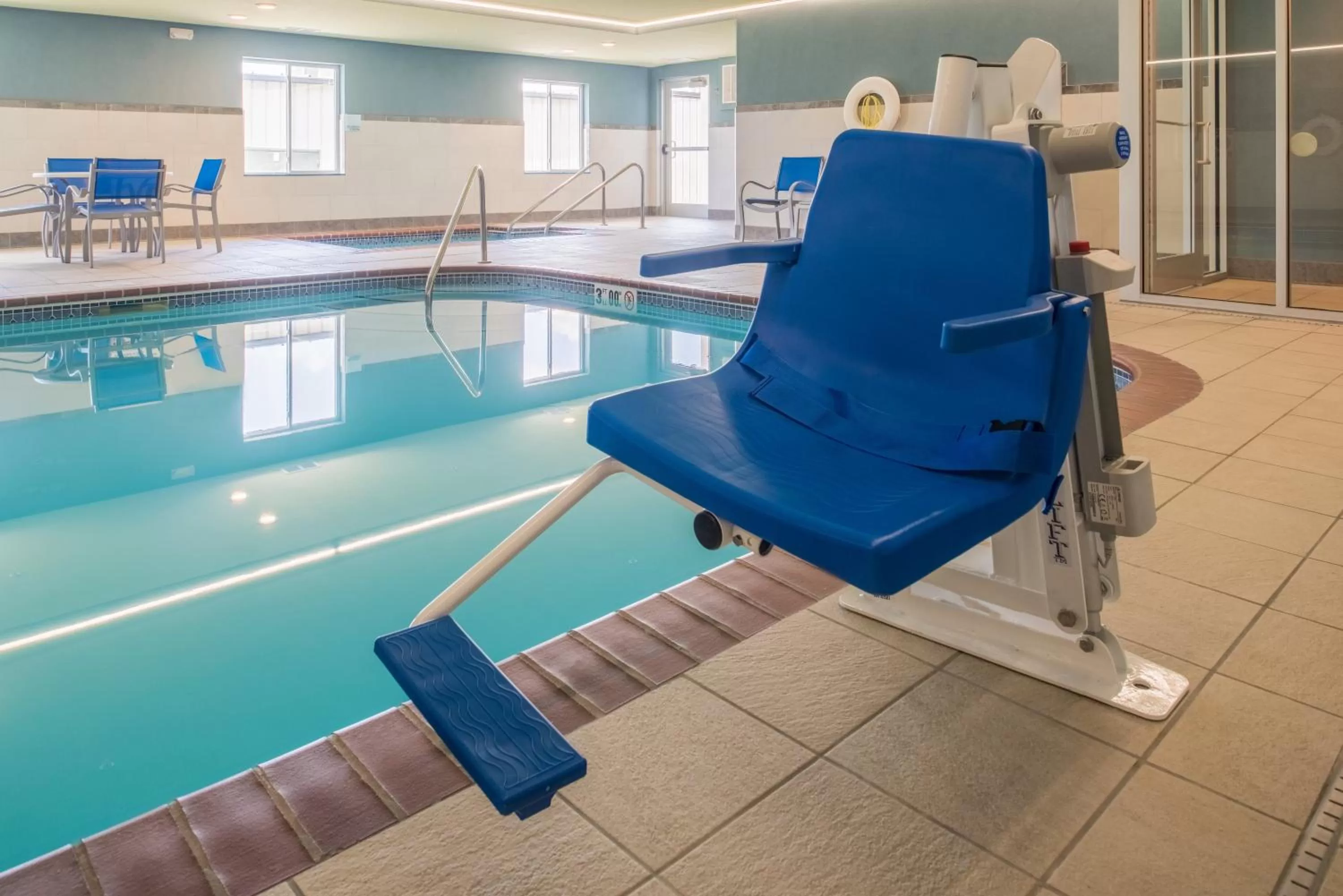 Swimming pool in Holiday Inn Express Hotel & Suites Burlington by IHG
