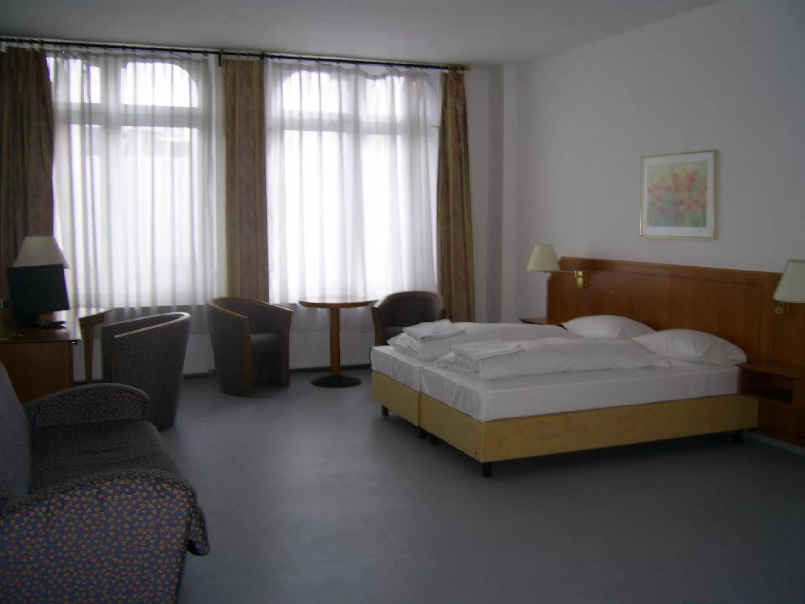 Photo of the whole room, Bed in Willy Hotel Frankfurt