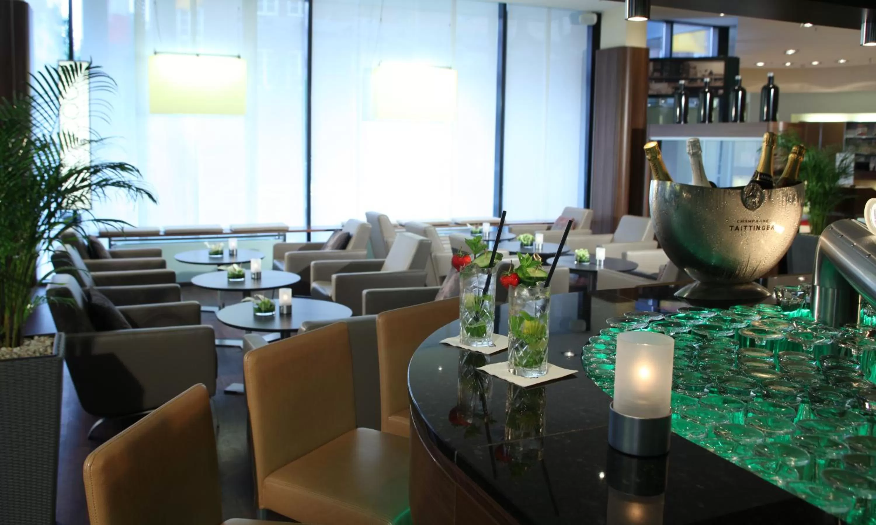 Lounge or bar in Lindner Hotel Hamburg am Michel, part of JdV by Hyatt