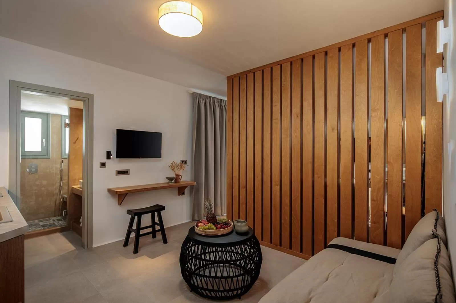 Communal lounge/ TV room, TV/Entertainment Center in Makava Suites Naxos