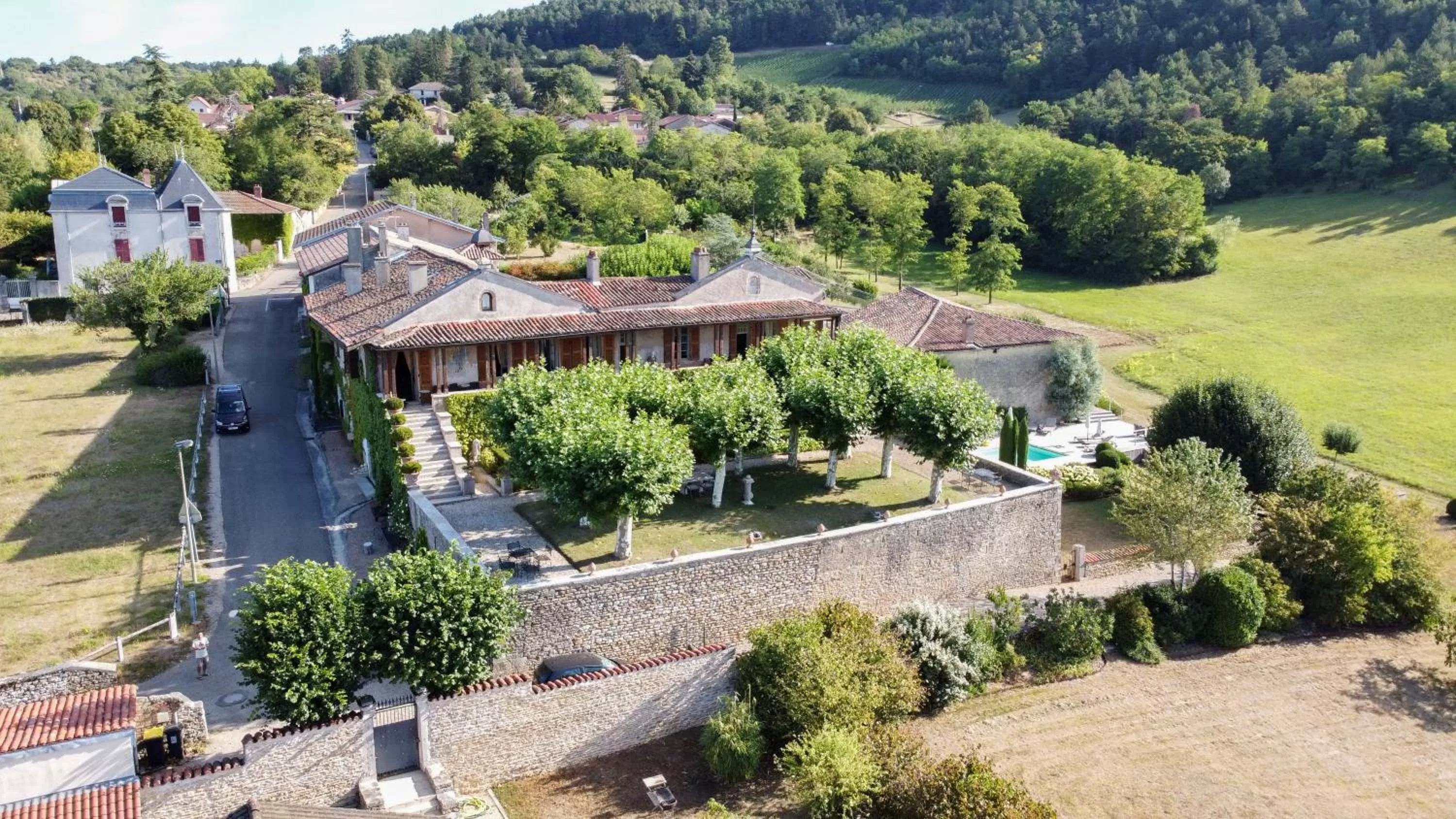 Bird's eye view, Bird's-eye View in Clos de Mont July, architecture XVIIIe au cœur de la nature
