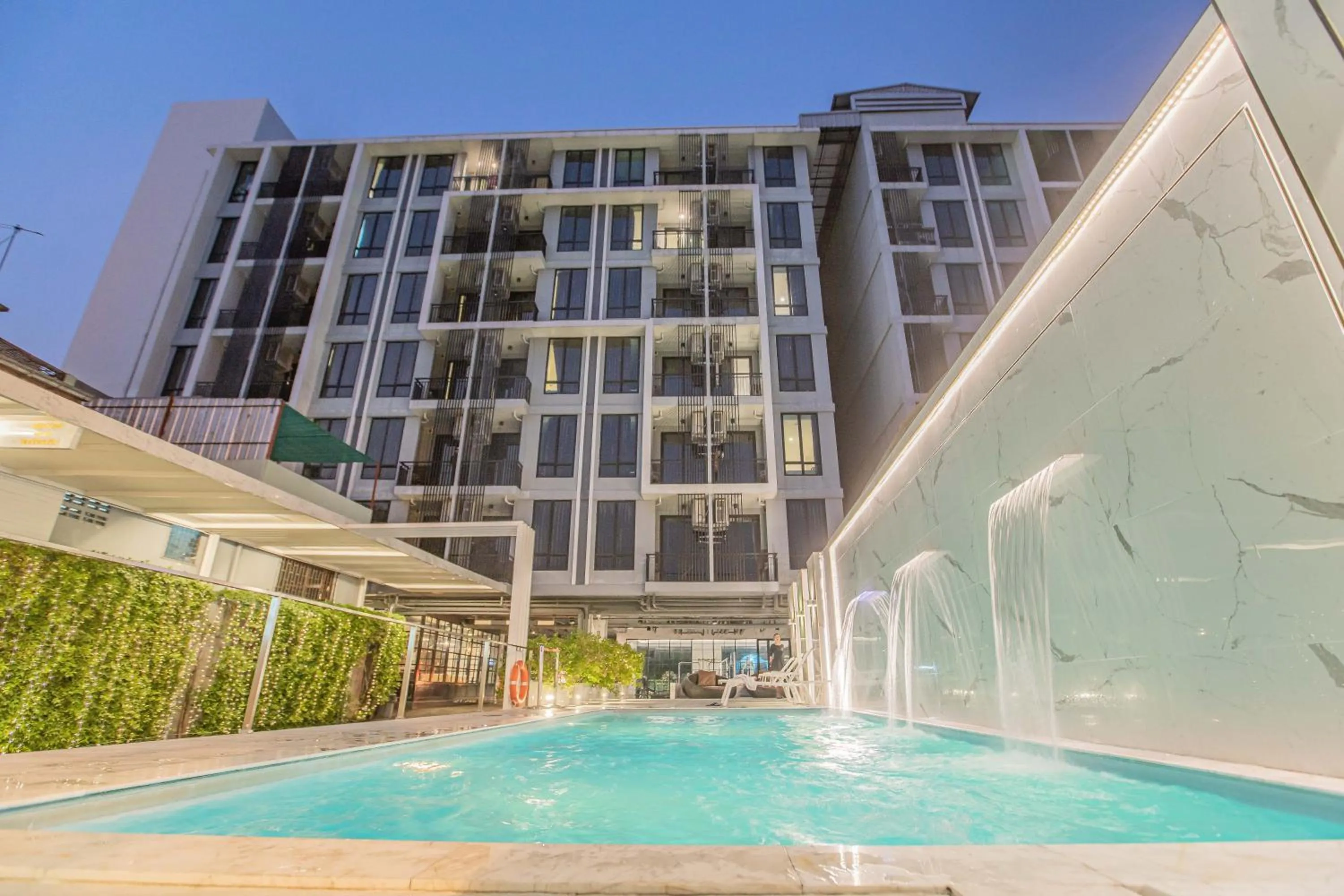 Swimming pool in Marigold Sukhumvit - Free Shuttle to BTS Bearing Station