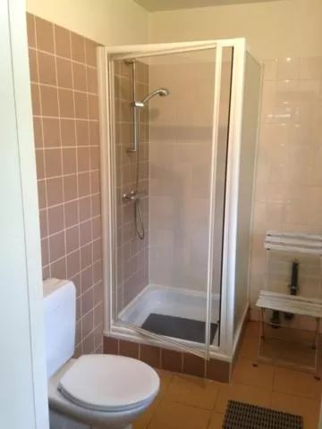 Shower in B+B GOLF SCHILDE