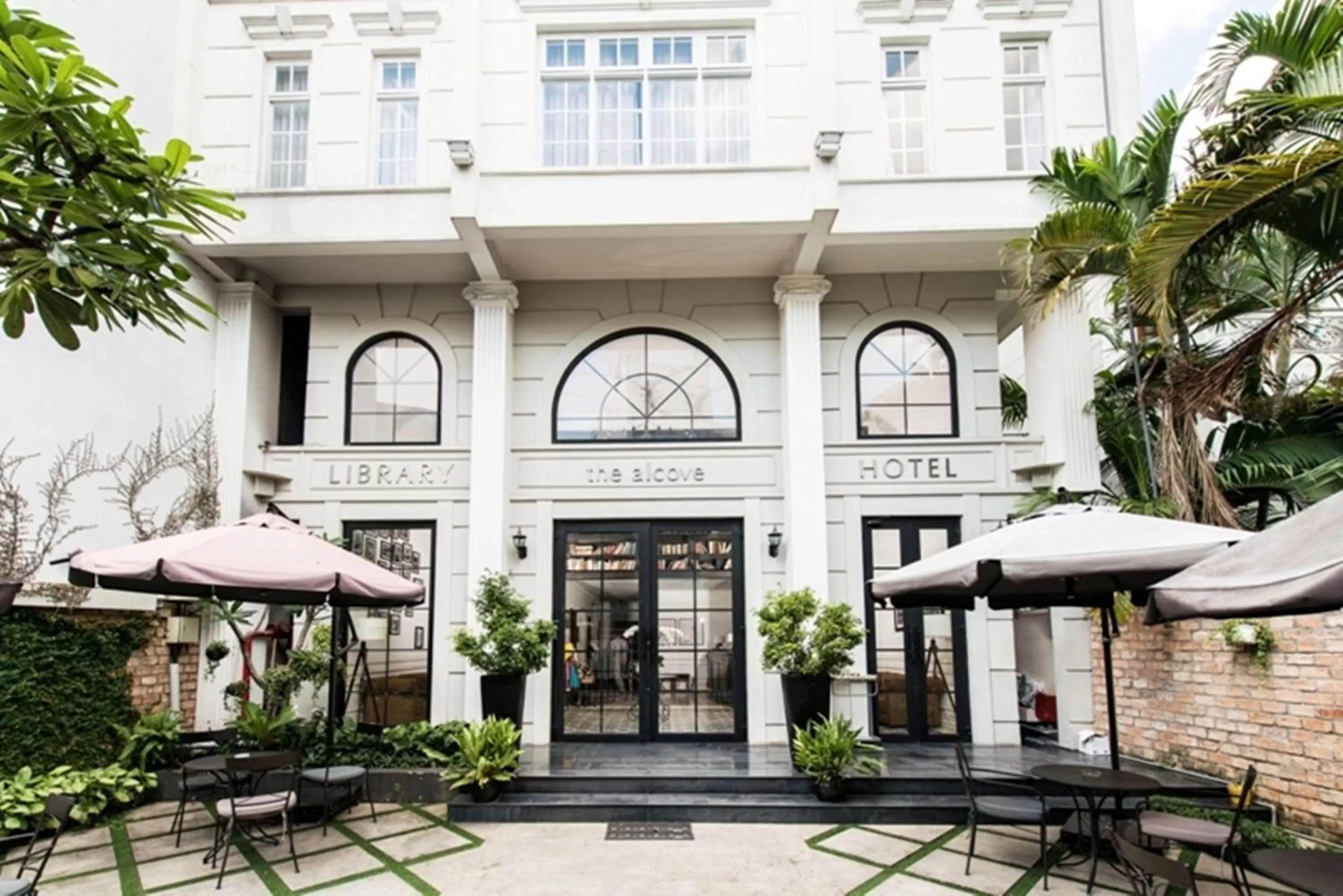 Facade/entrance in The Alcove Library Hotel