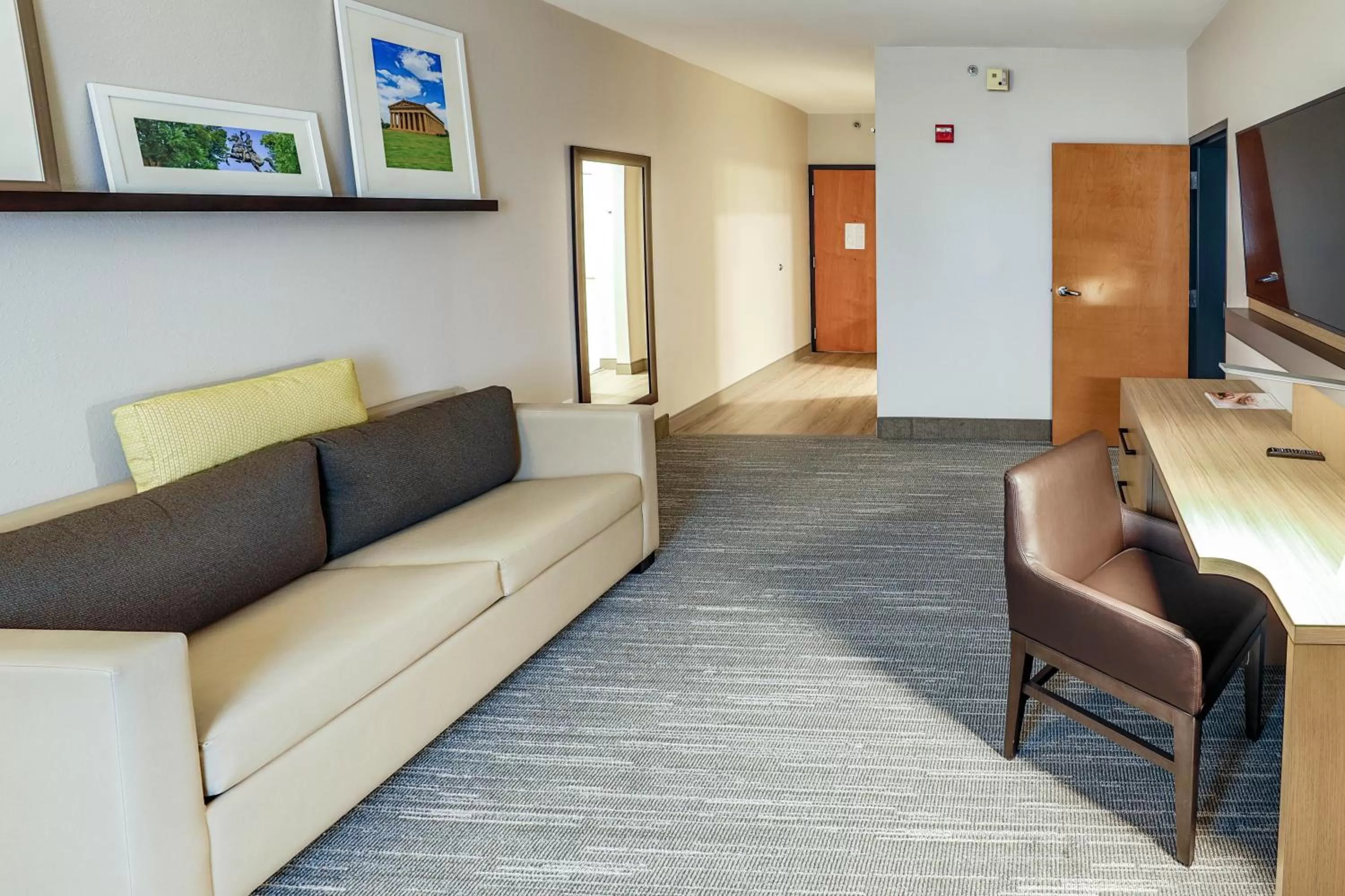 TV and multimedia in Country Inn & Suites by Radisson Nashville Airport TN