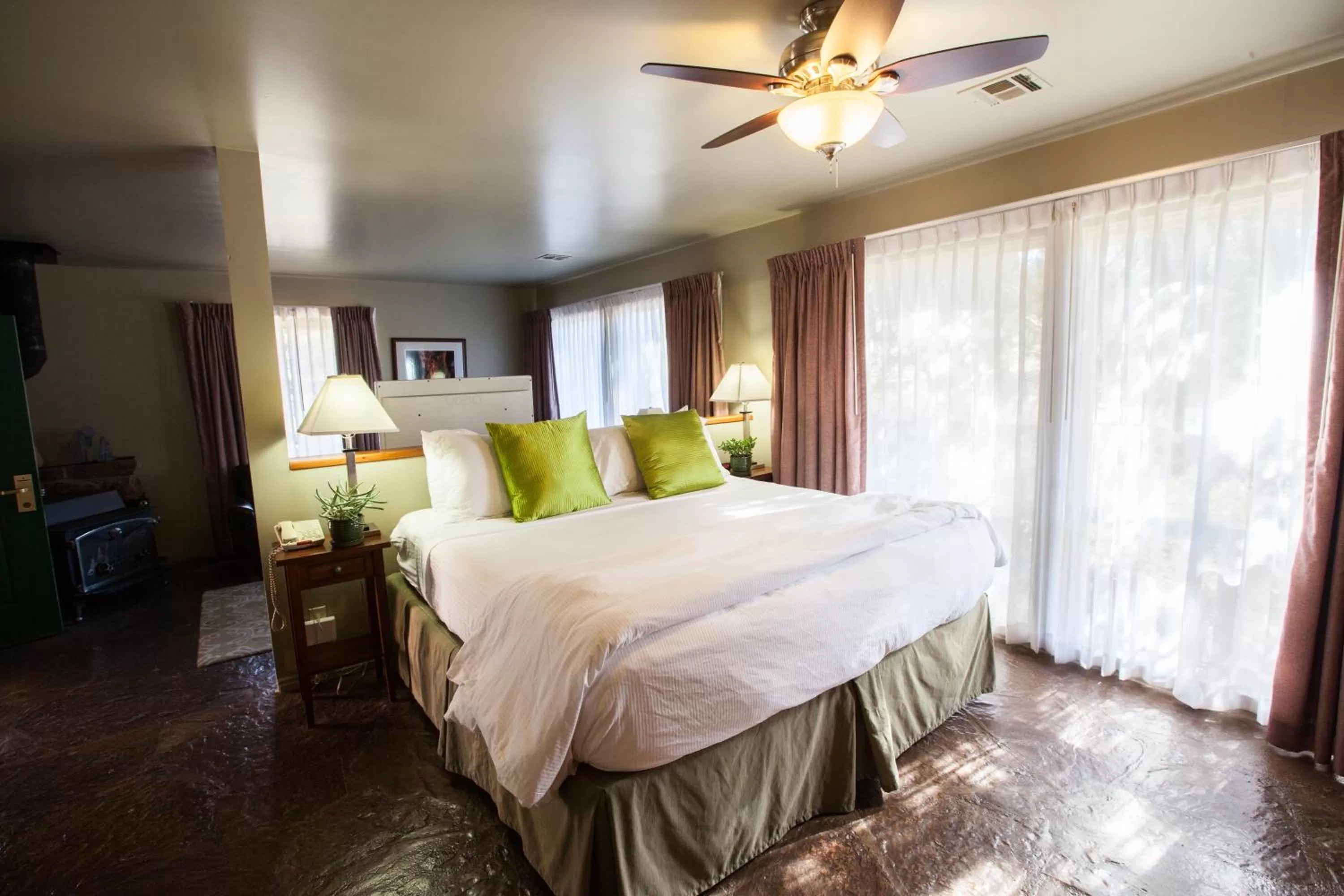 Seating area, Bed in Flanigan`s Resort and Spa