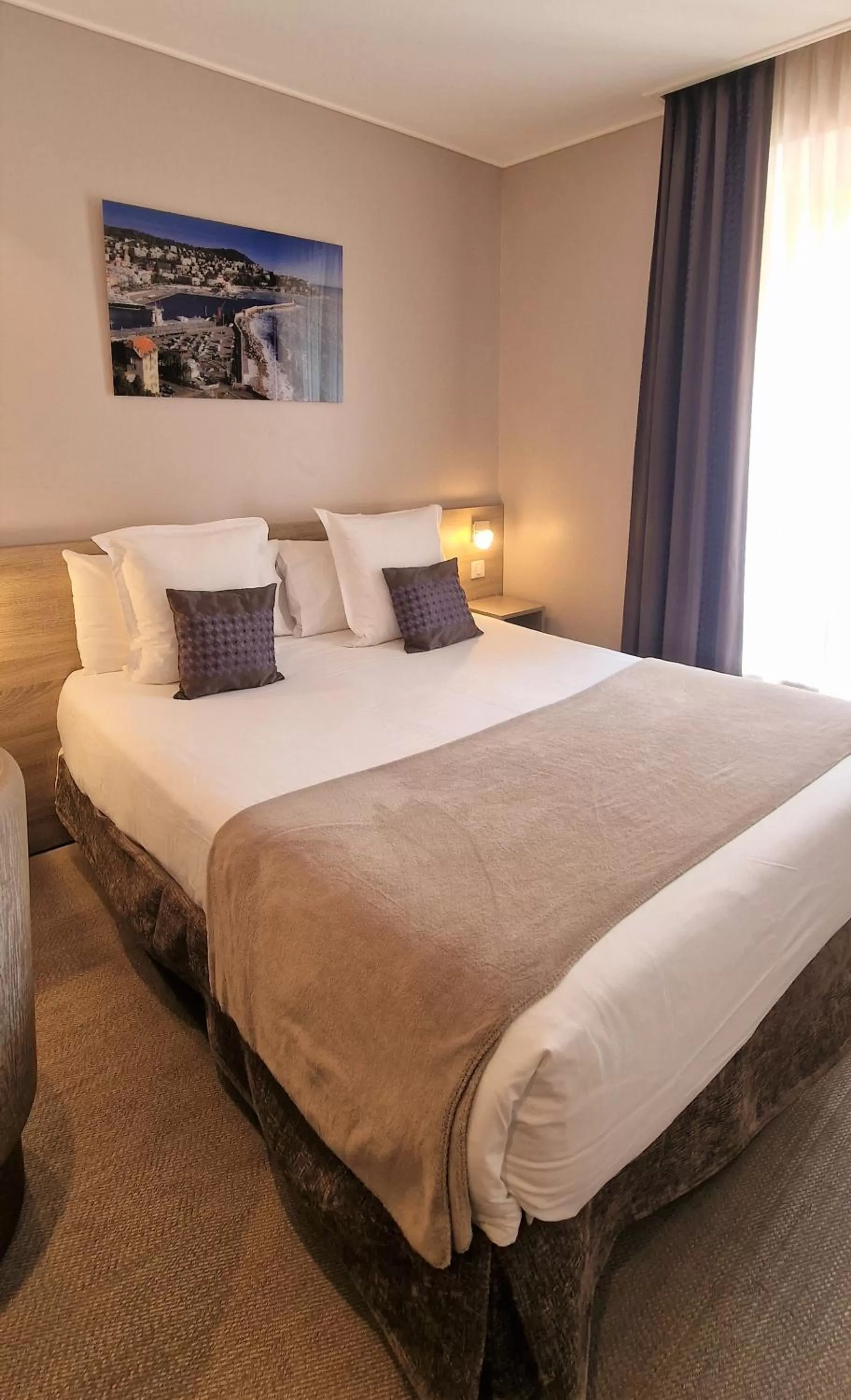 Bed in Hôtel de la Fontaine