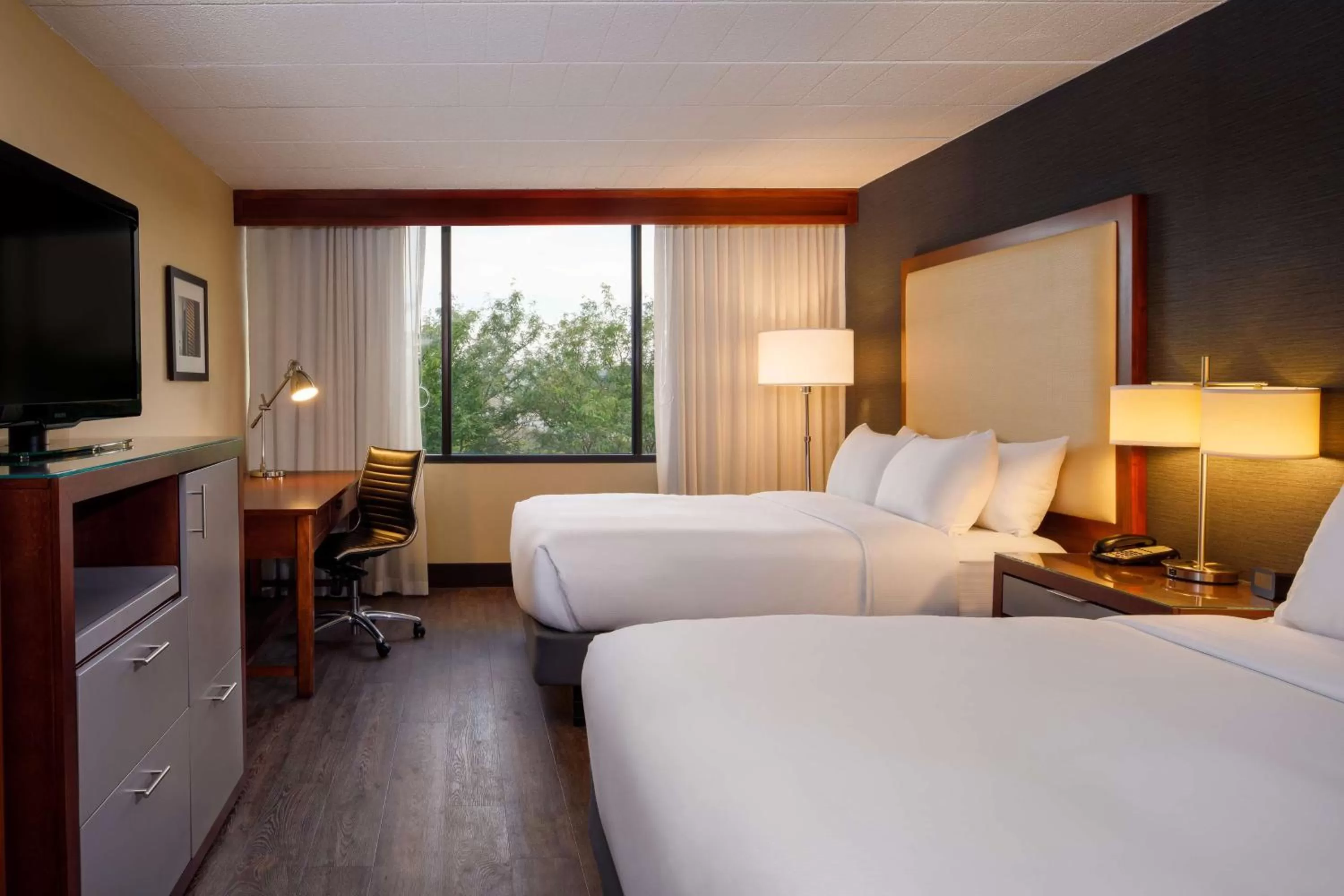 Bedroom, Bed in DoubleTree by Hilton Pittsburgh - Cranberry