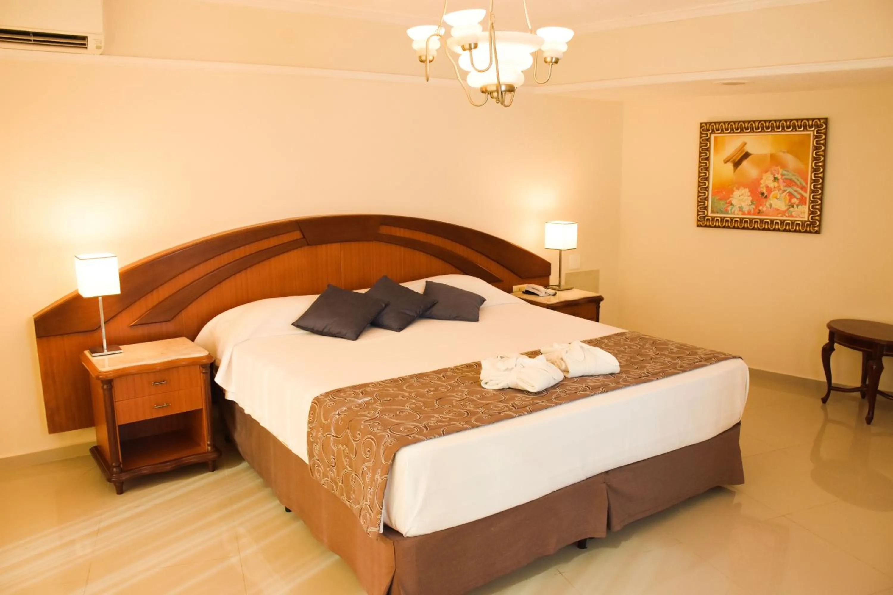 Bedroom, Bed in Hotel Golden Park Internacional Foz & Convenções By Nacional Inn