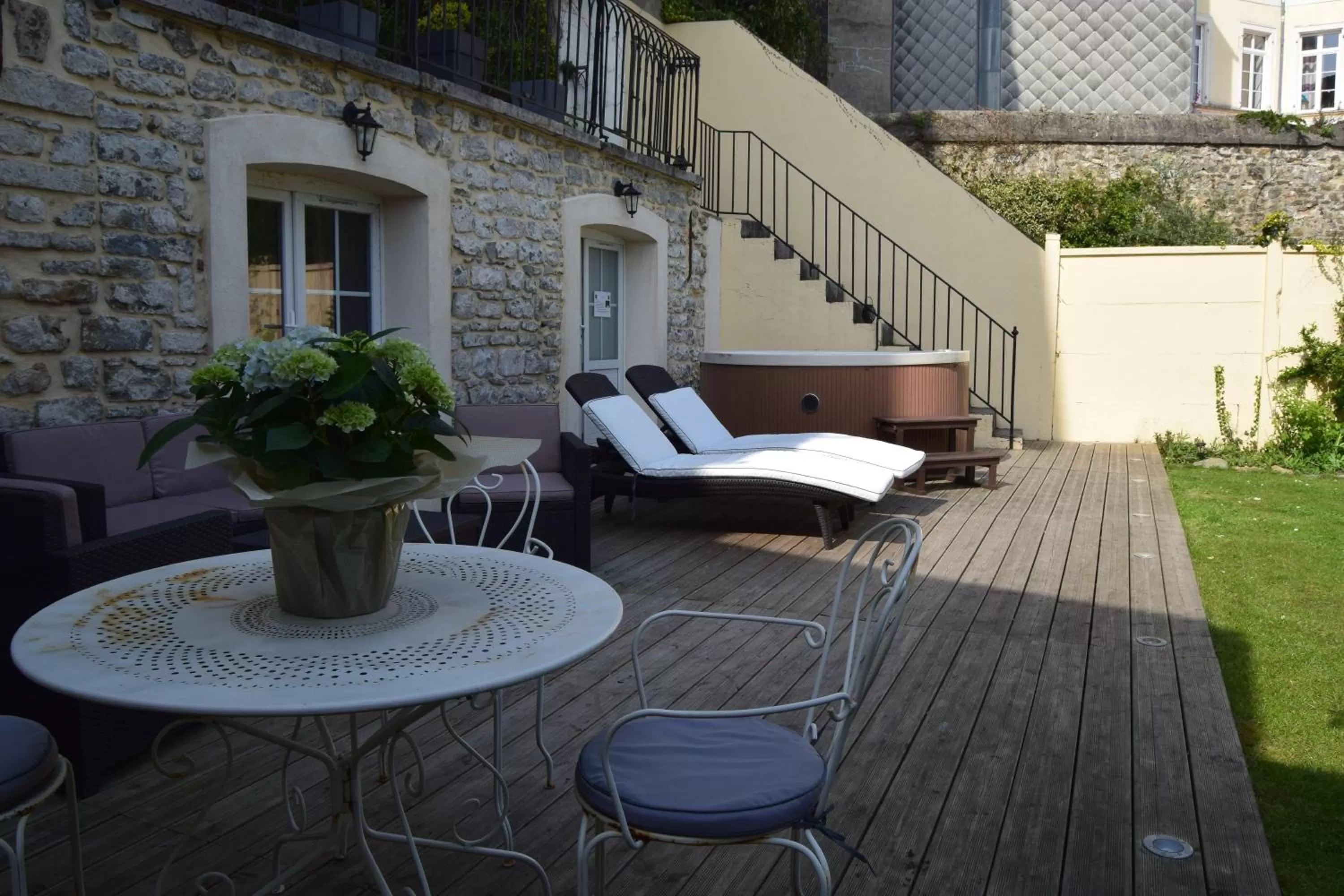 Patio in Chambres d'Hôtes Au coin du spa