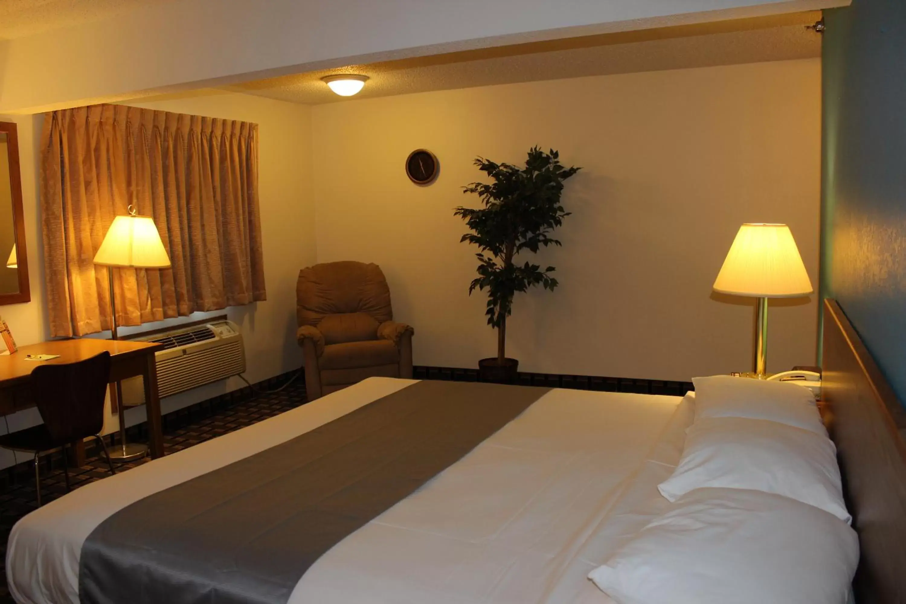 Business King Room - Smoking in Super 8 by Wyndham Lincoln West Business King Room - Smoking in Super 8 by Wyndham Lincoln West