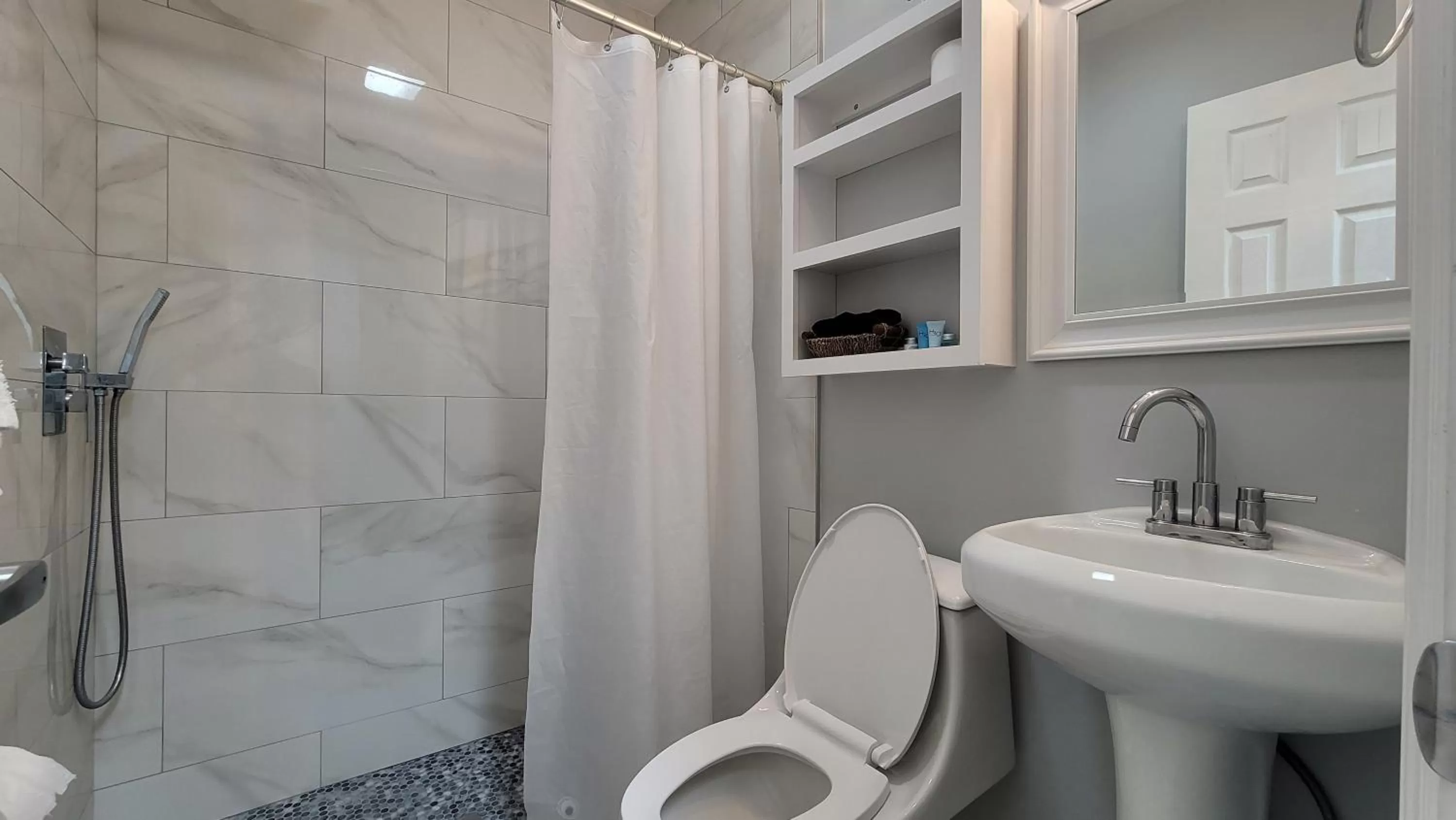 Bathroom in Barefoot mailman motel