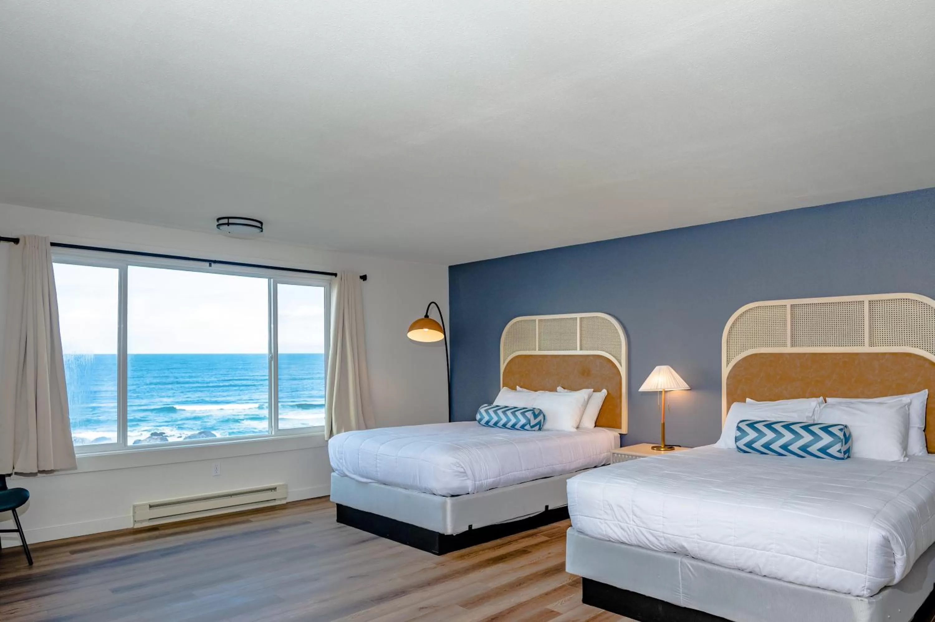 Bedroom, Bed in Seagull Beachfront Inn