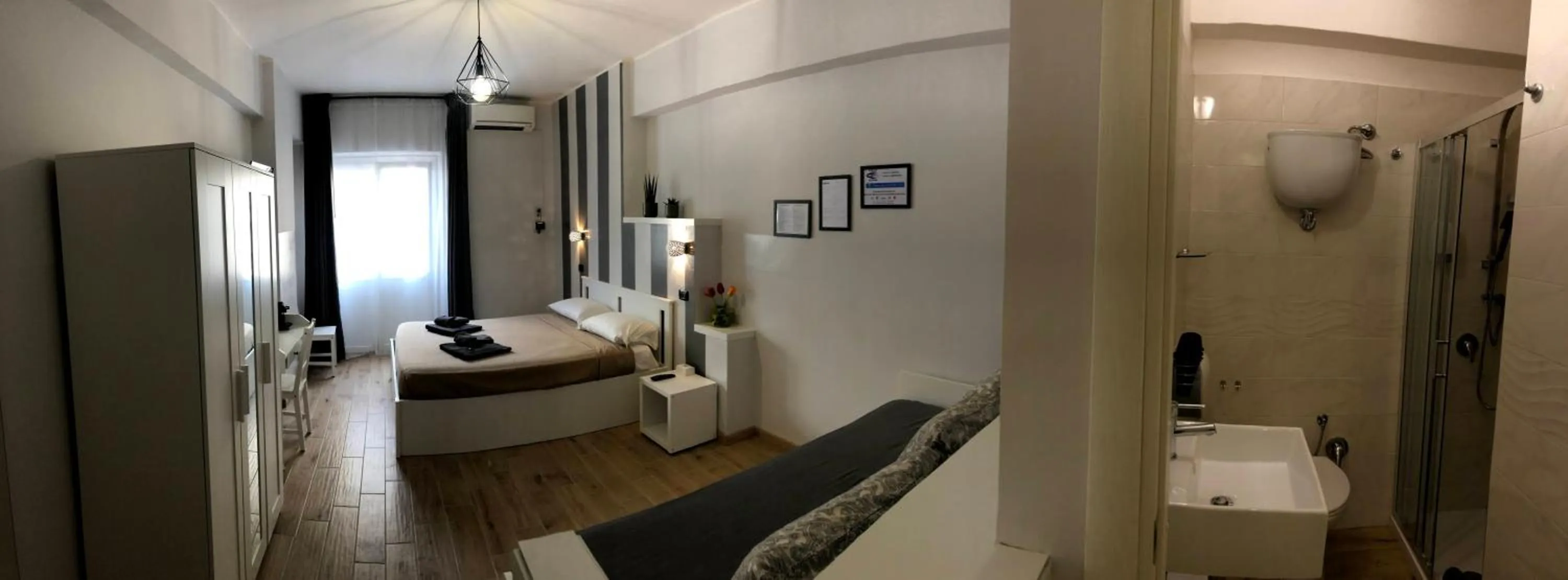 Photo of the whole room in Avec Moi Roma