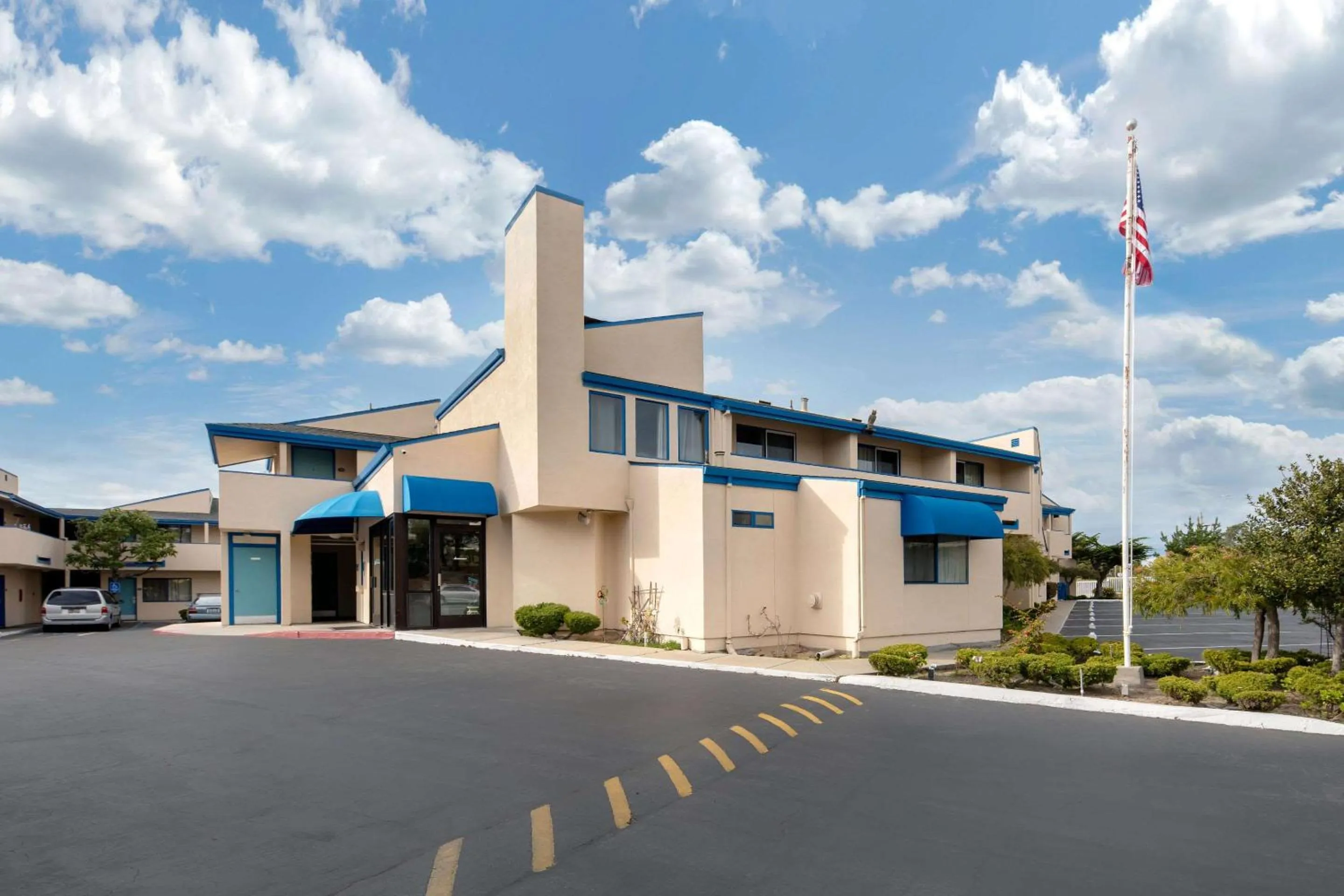 Property building in Bay Breeze Inn