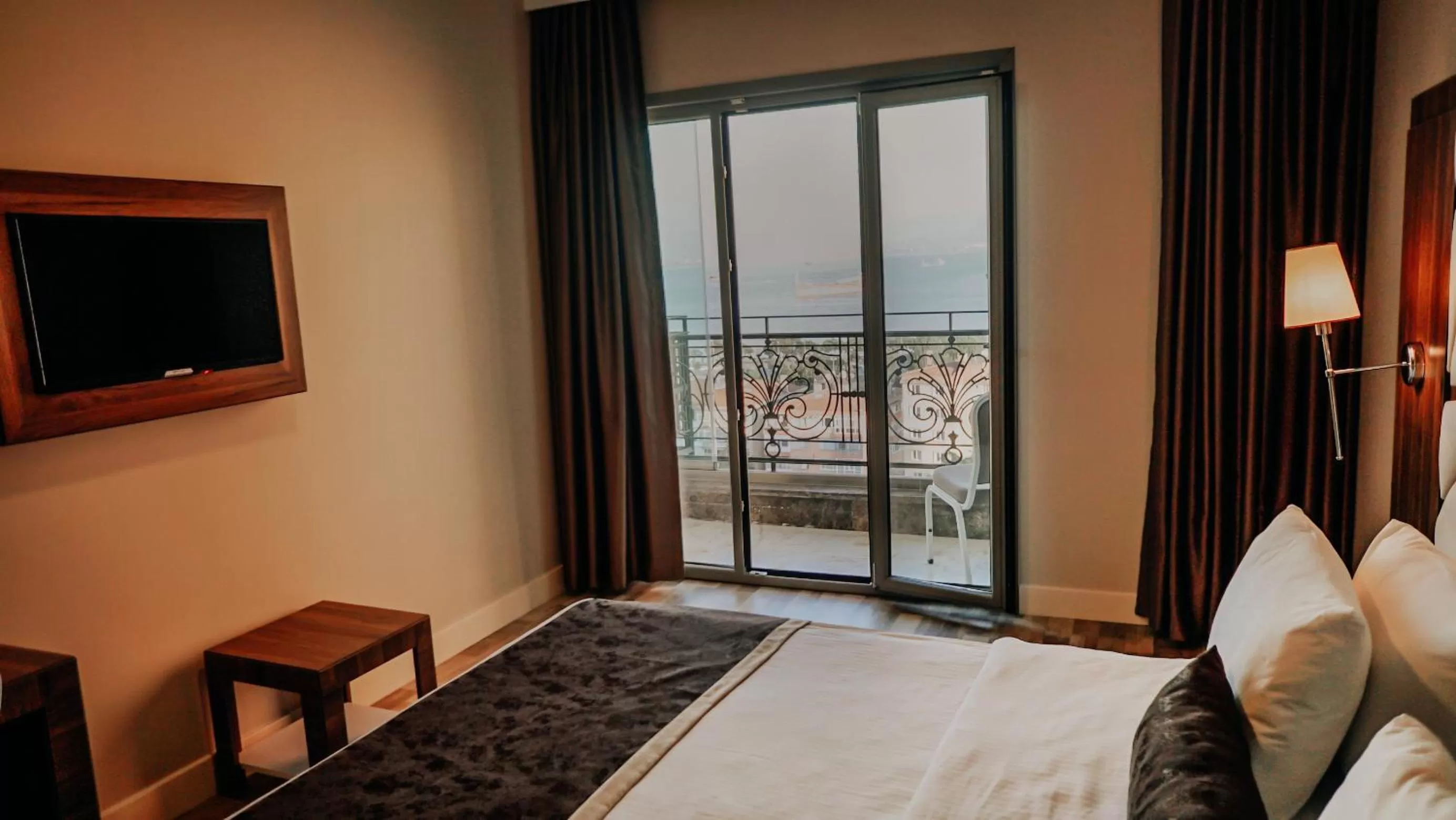 Deluxe Double Room with Balcony and Sea View in The Grand Mira Business Hotel