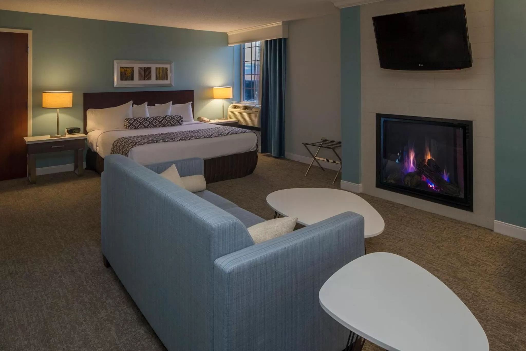 Photo of the whole room, Bed in Crowne Plaza Hotel and Suites Pittsburgh South by IHG