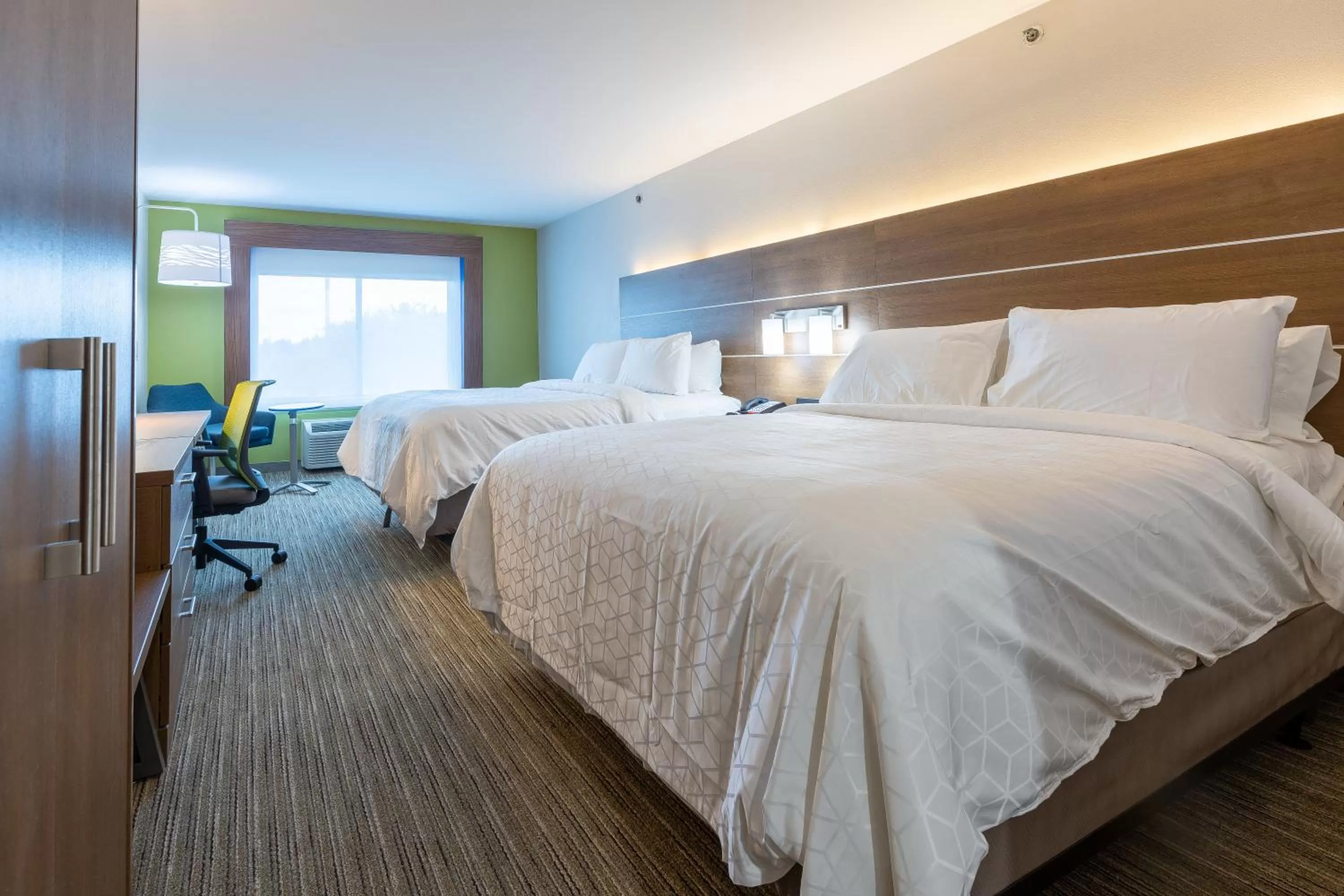 Bed in Holiday Inn Express & Suites Arlington North – Stadium Area by IHG