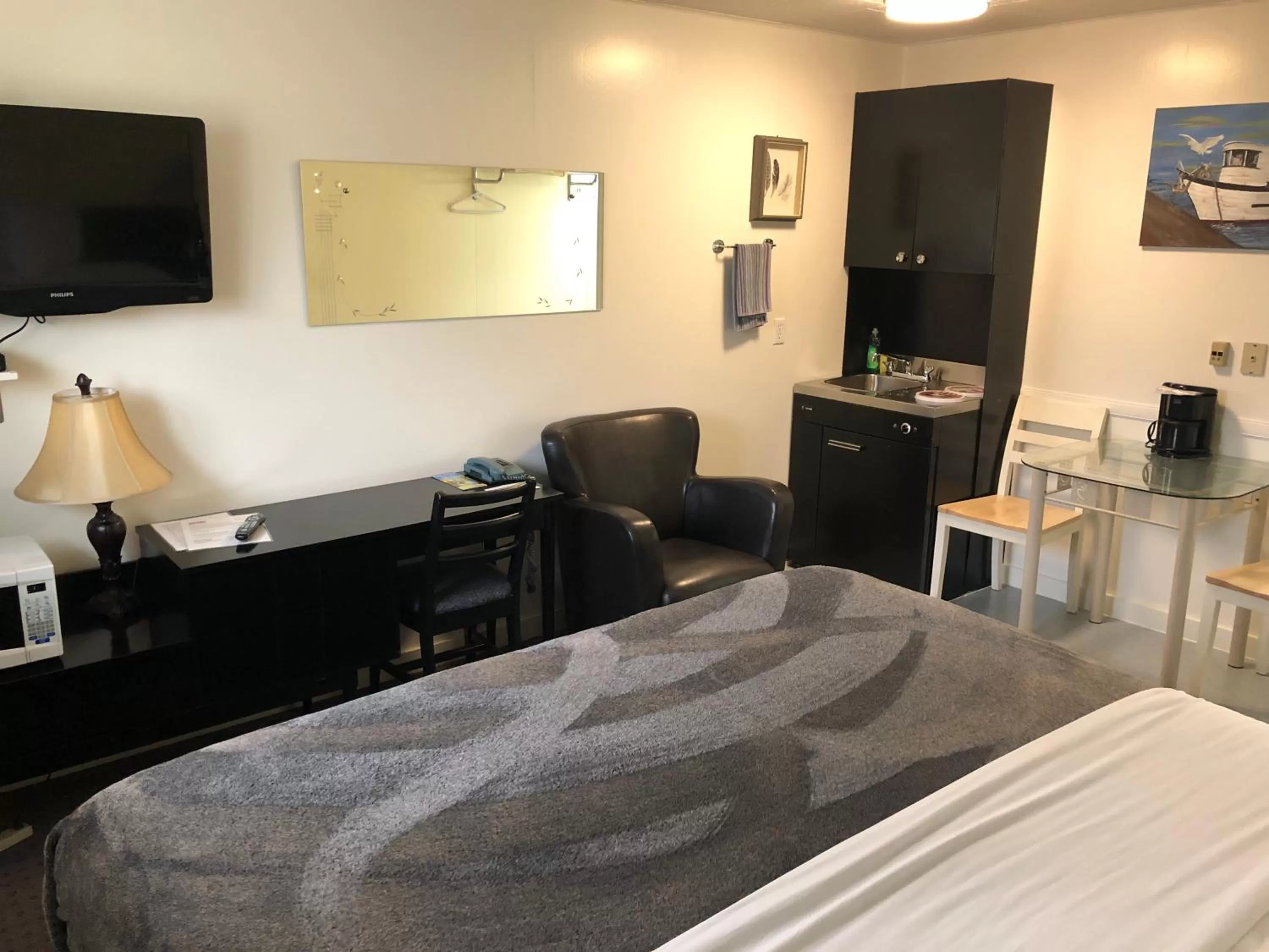 Bed in Creston Valley Motel