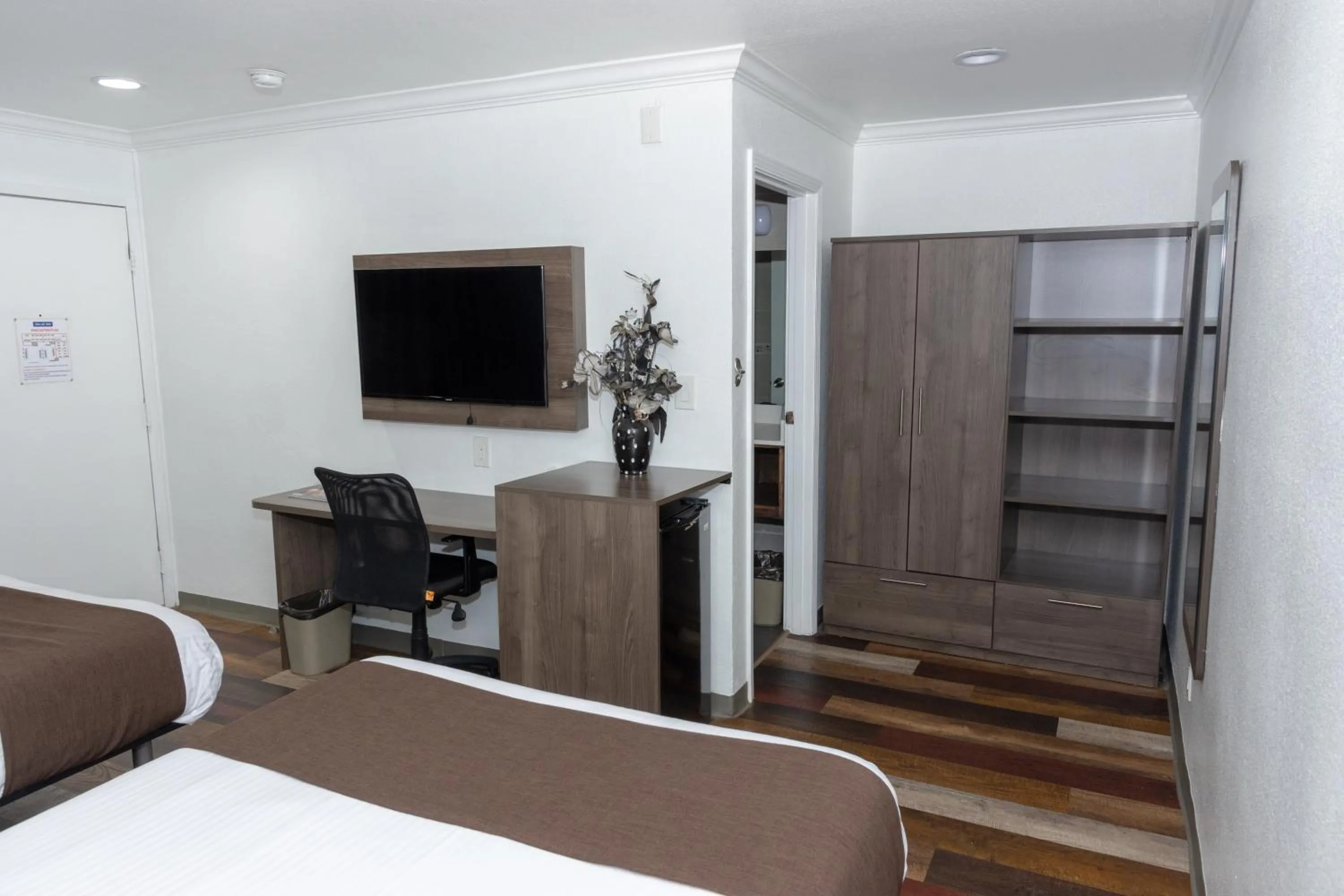 Bedroom, Bed in Value Inn Bellflower