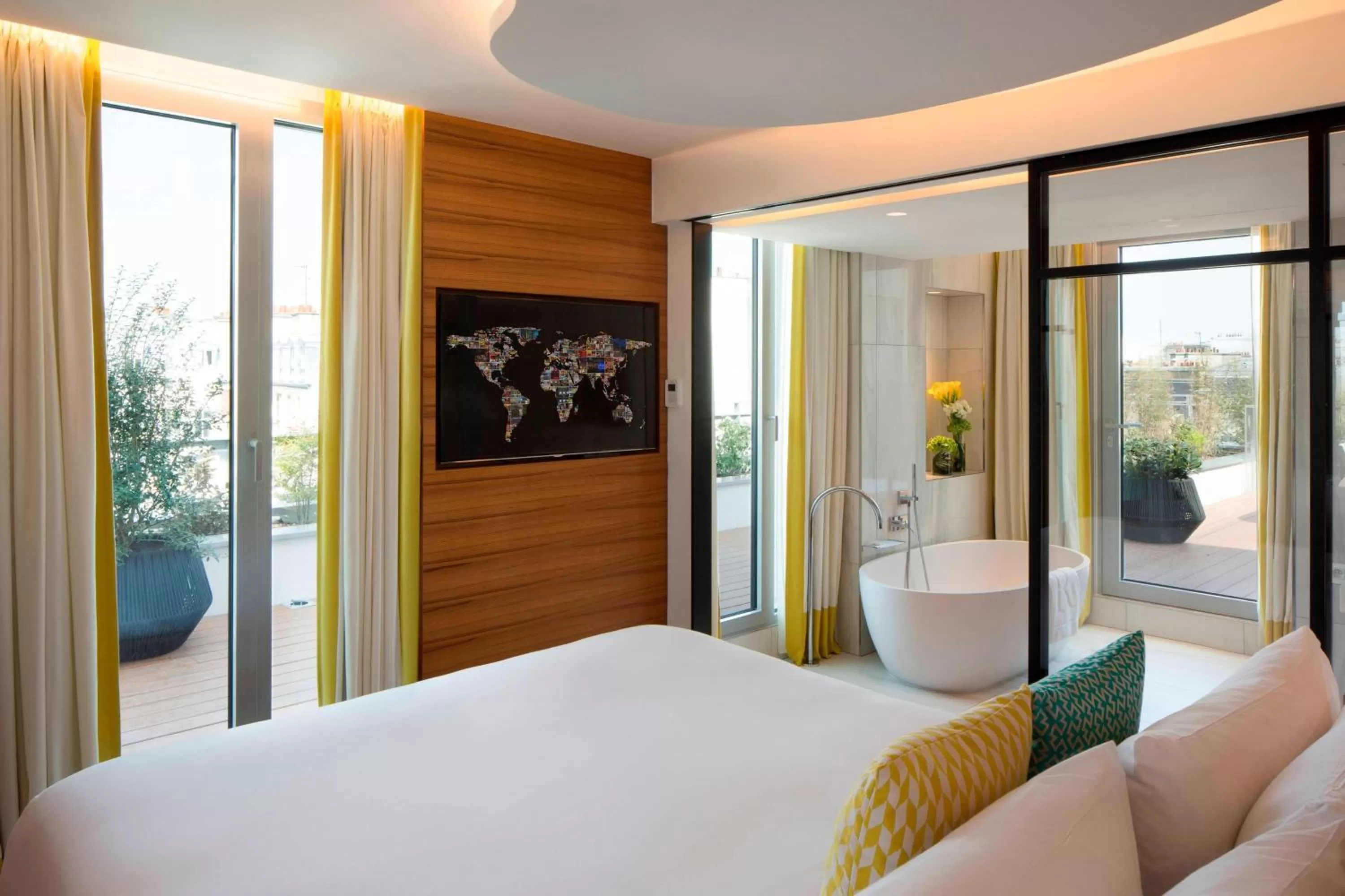 Bedroom, Bed in Renaissance Paris Republique Hotel & Spa