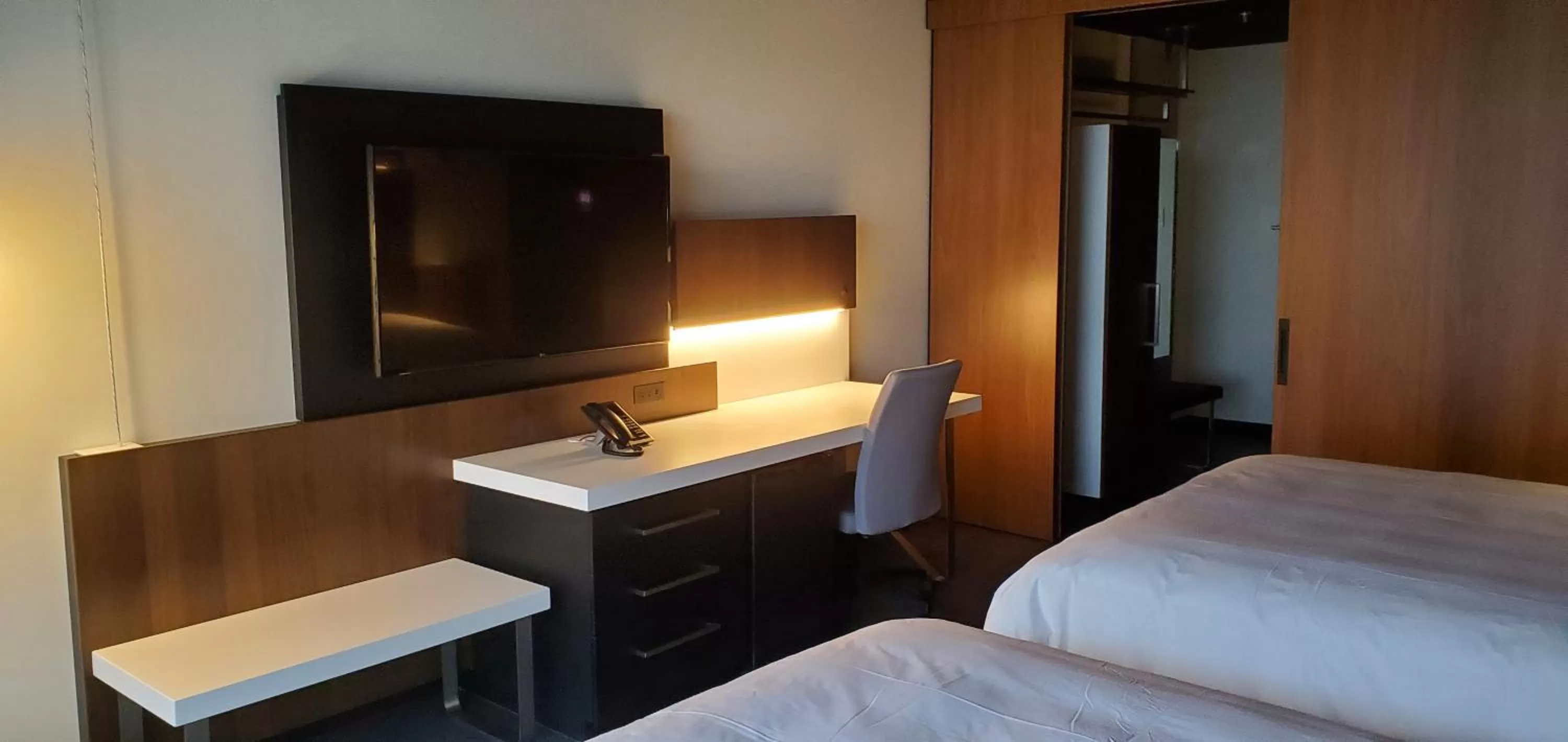 hair dresser, Bed in Grand Times Hotel Laval - Centropolis