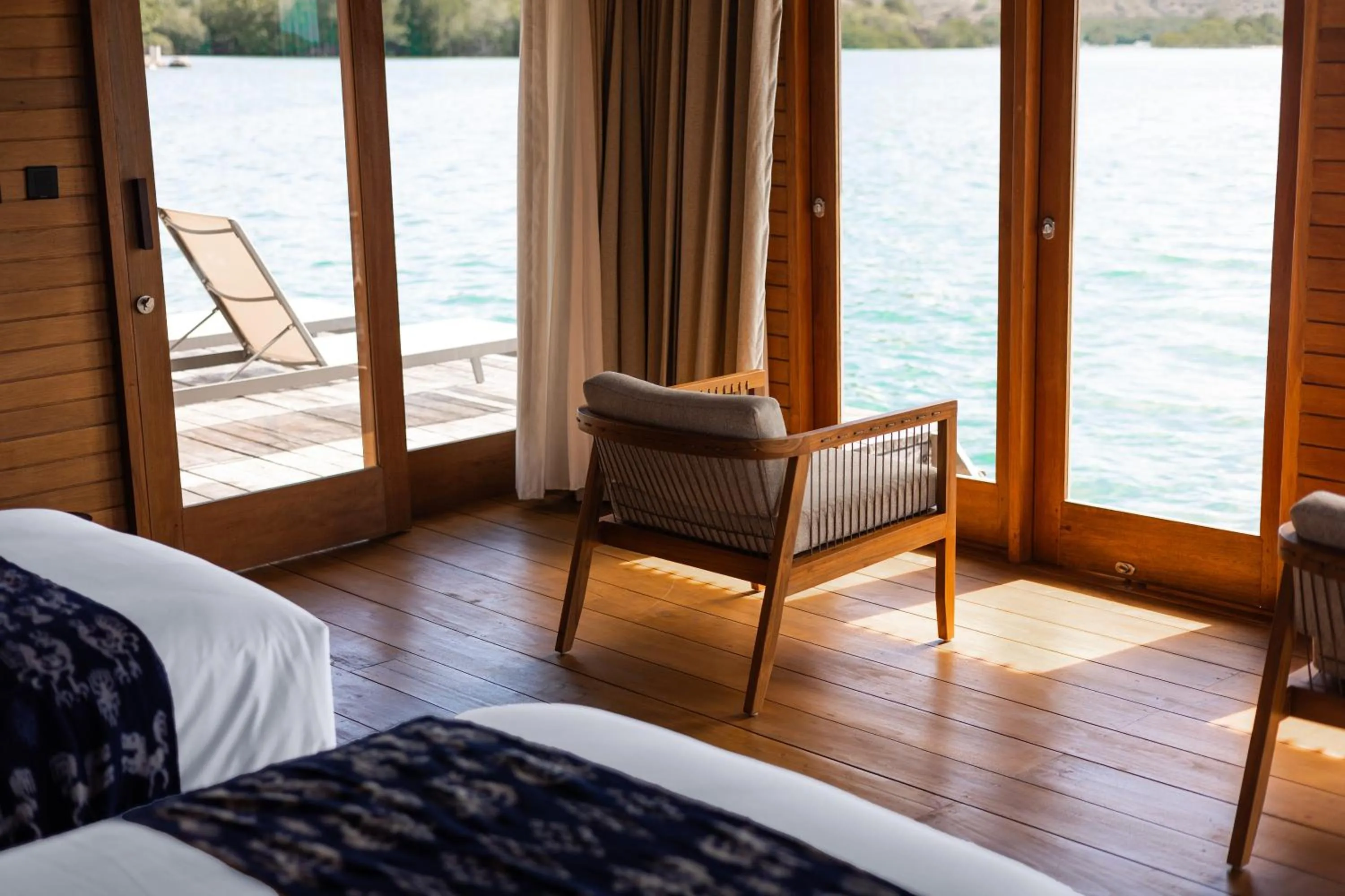 Living room, Bed in Menjaga Bay