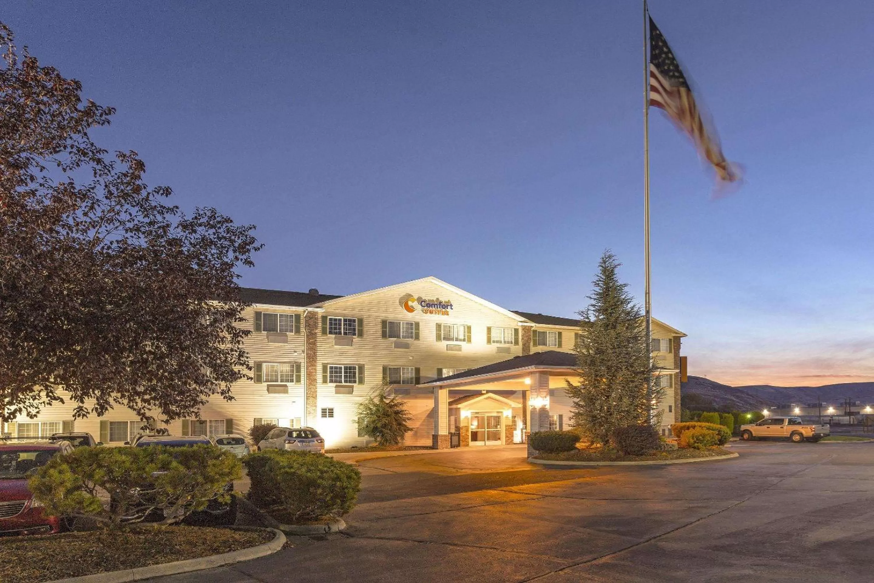 Property building in Comfort Suites Yakima