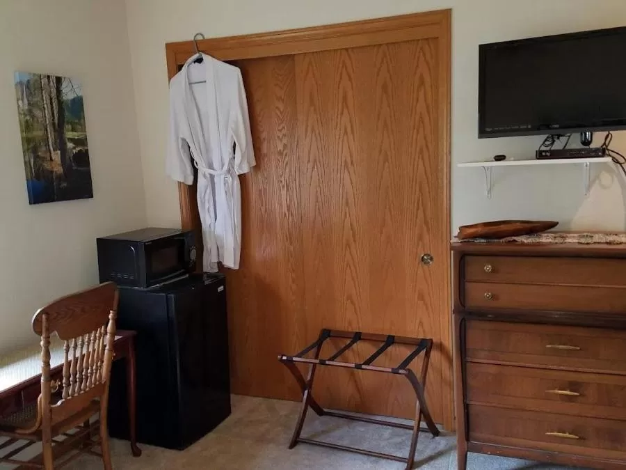 Bedroom, TV/Entertainment Center in Yosemite Nights Bed & Breakfast