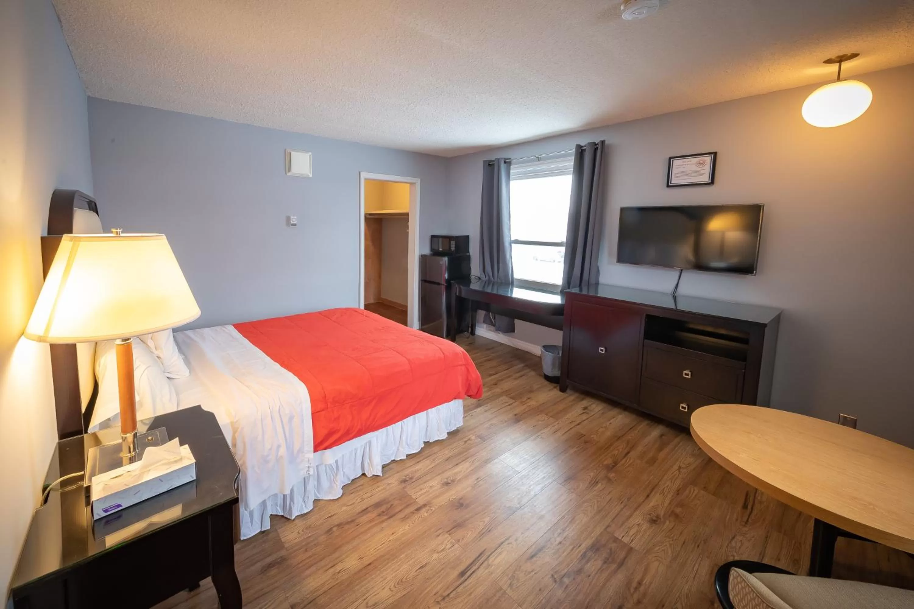 Photo of the whole room, Bed in Choice Inn by the falls