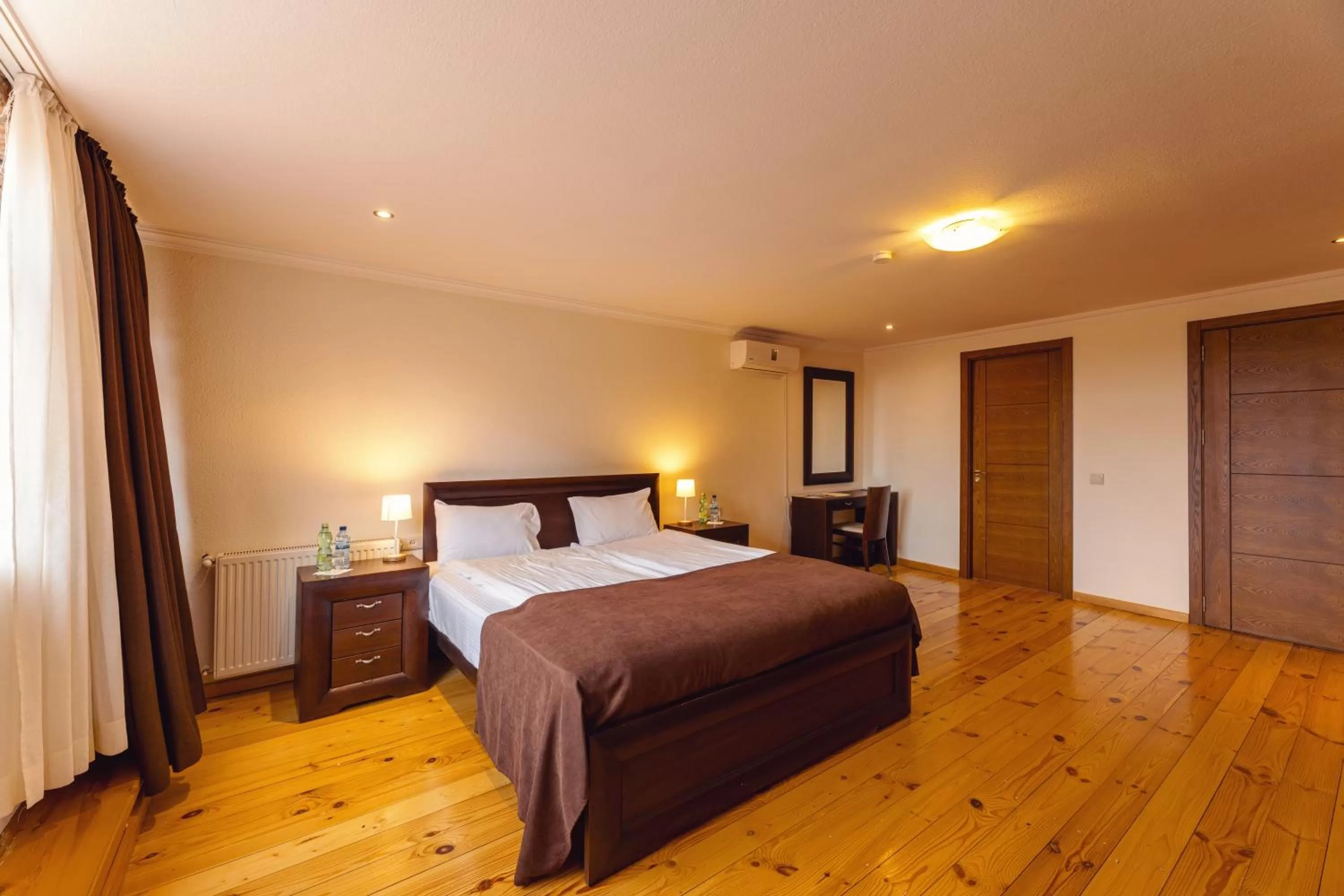 Photo of the whole room, Bed in Schuchmann Wines Château,Villas & SPA