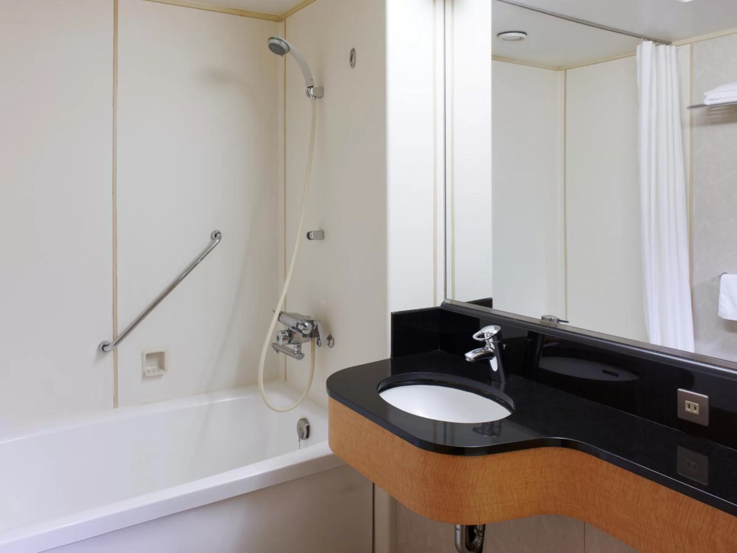 Shower in Sheraton Miyako Hotel Osaka