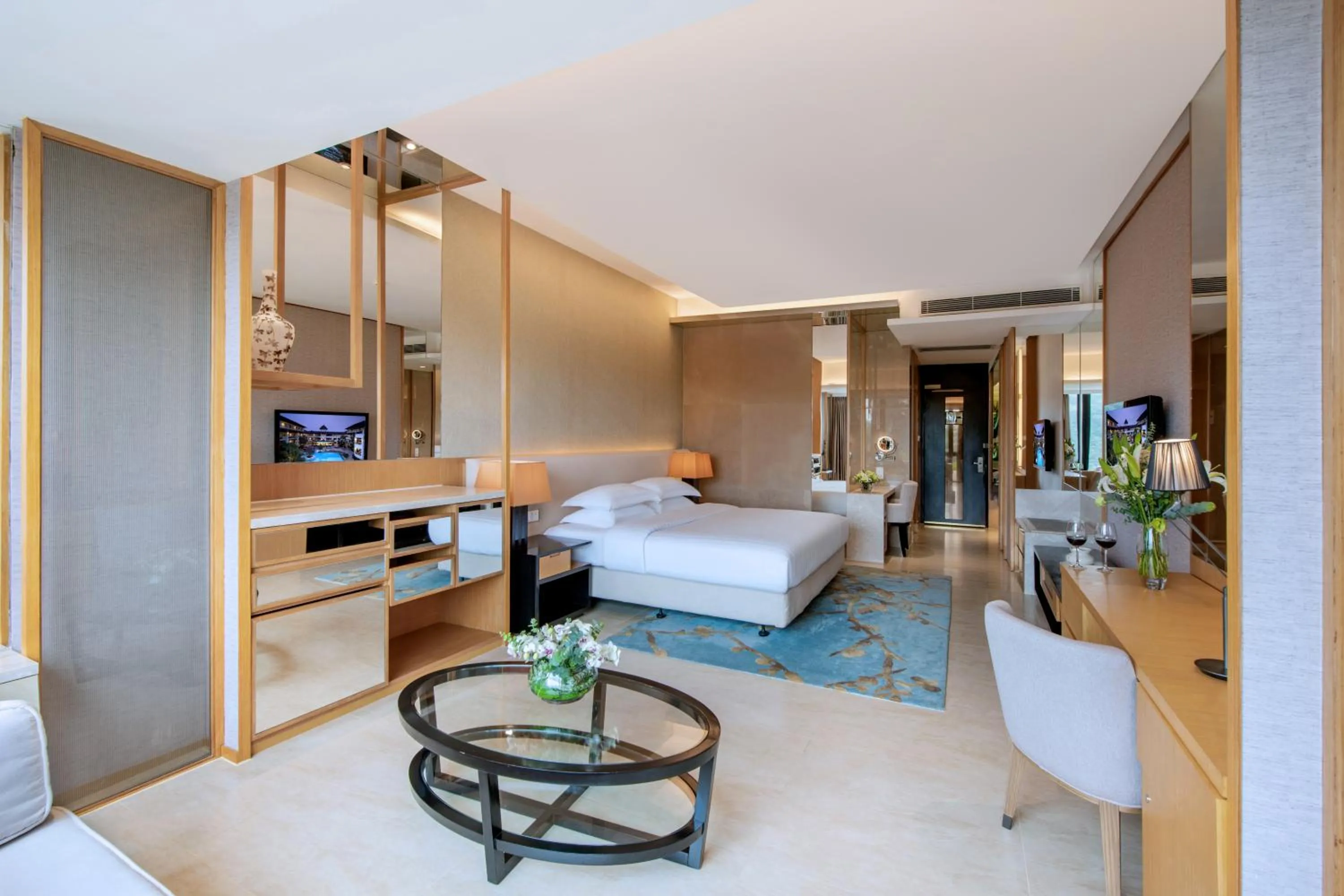 Photo of the whole room, Bed in Mission Hills Hotel Resorts Shenzhen