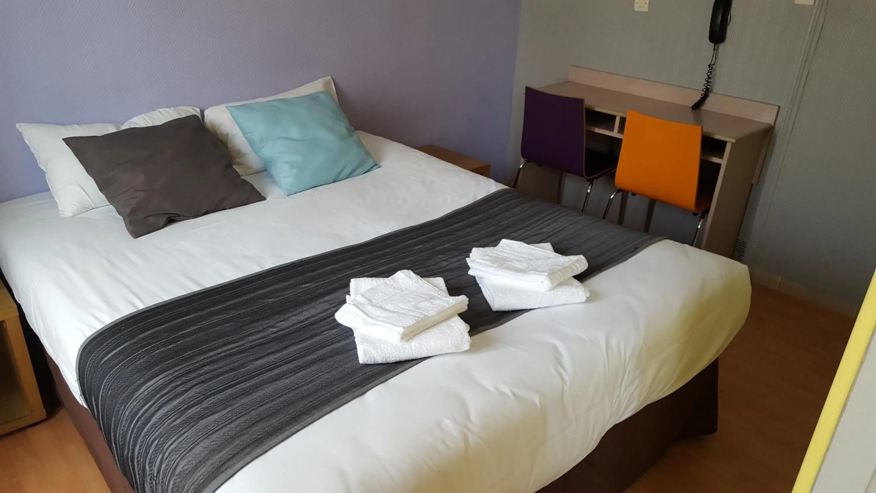 Bedroom, Bed in Le Montclair Montmartre by River