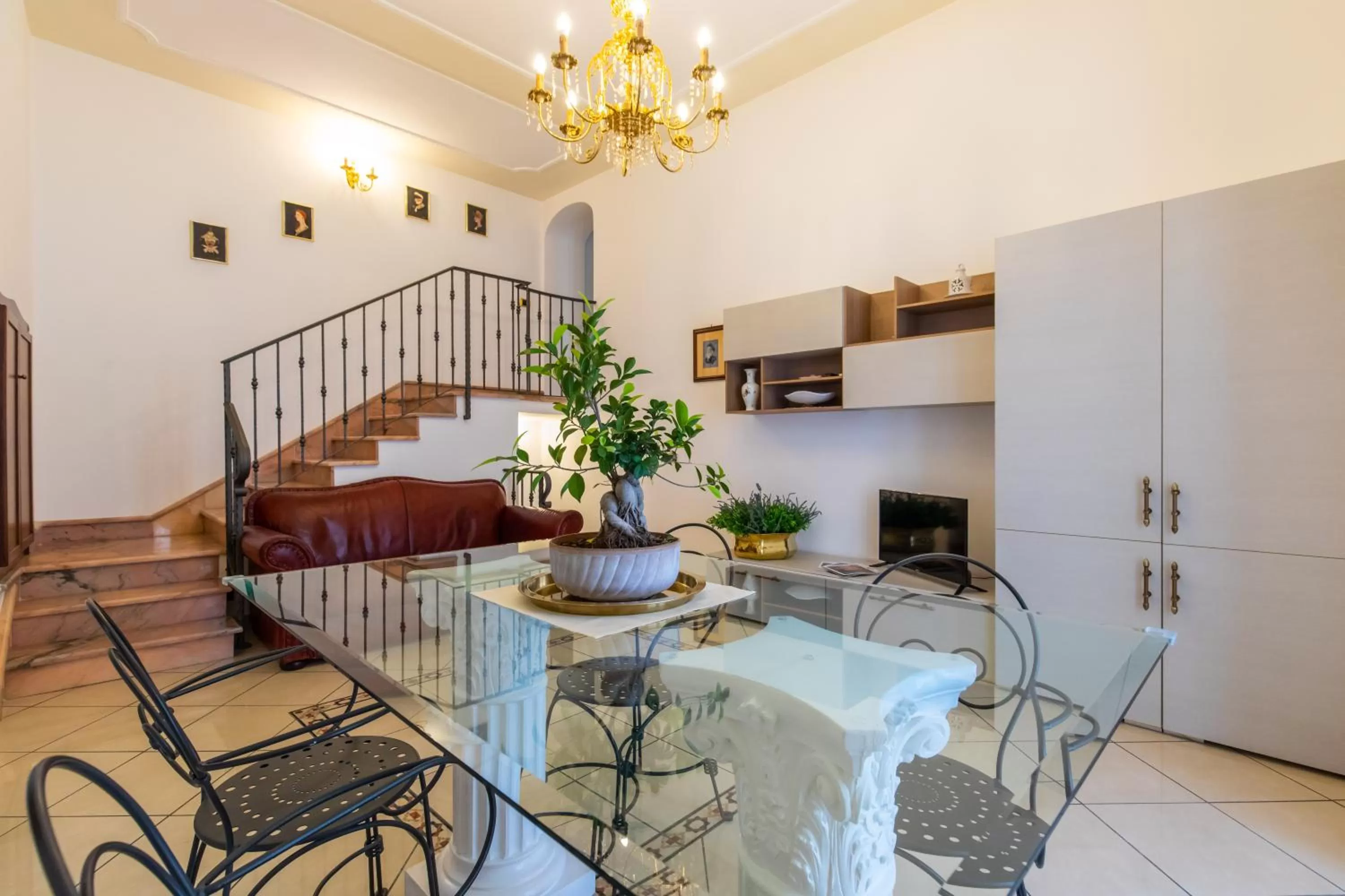 Living room in Medina Central