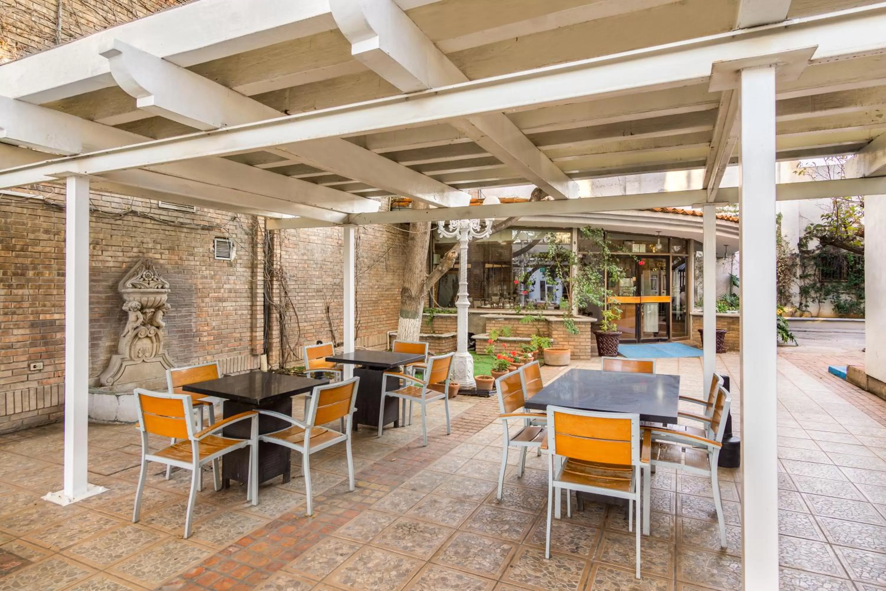 Patio, Restaurant/Places to Eat in Quality Inn & Suites Saltillo Eurotel