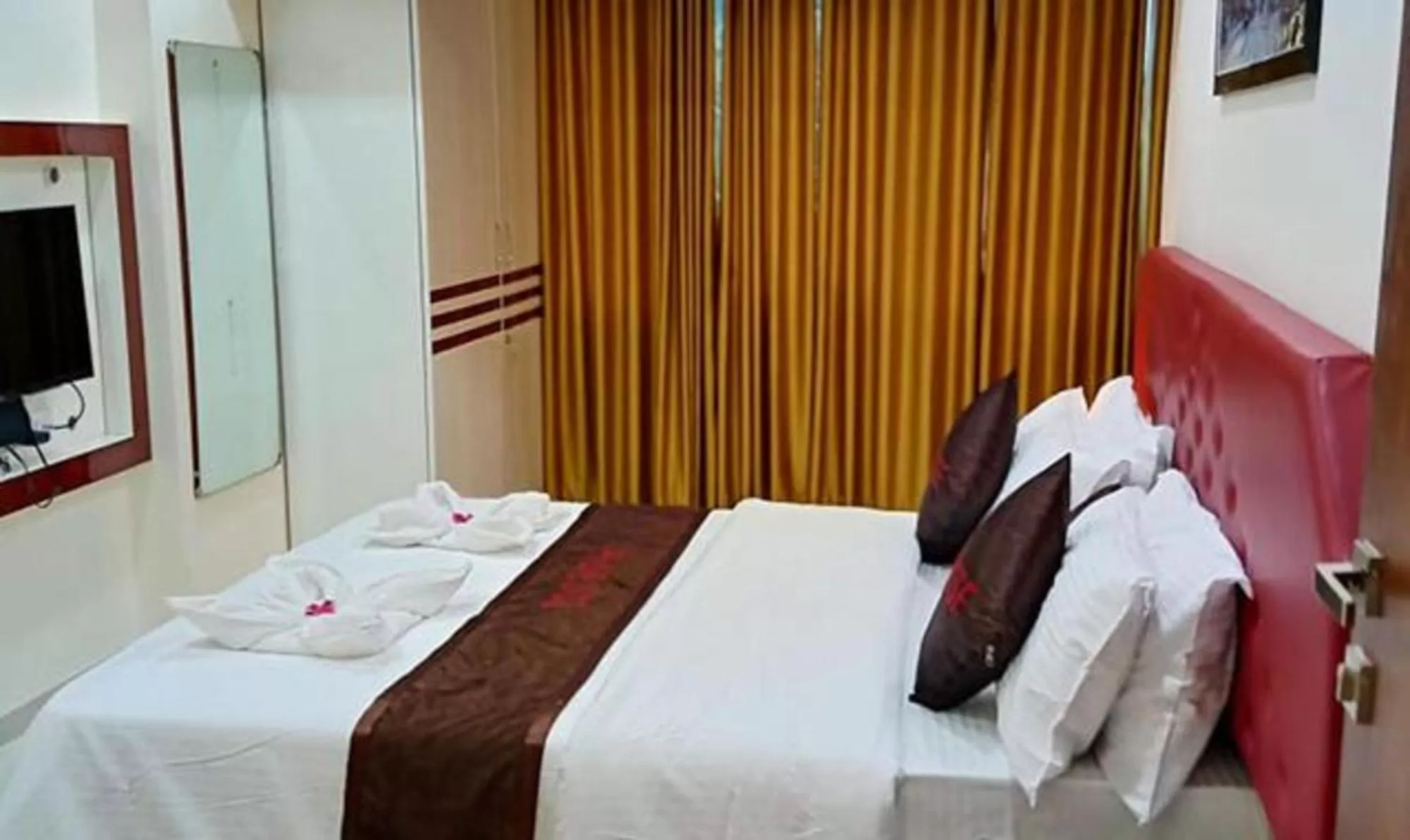 Bed in FabHotel Prime Finesse