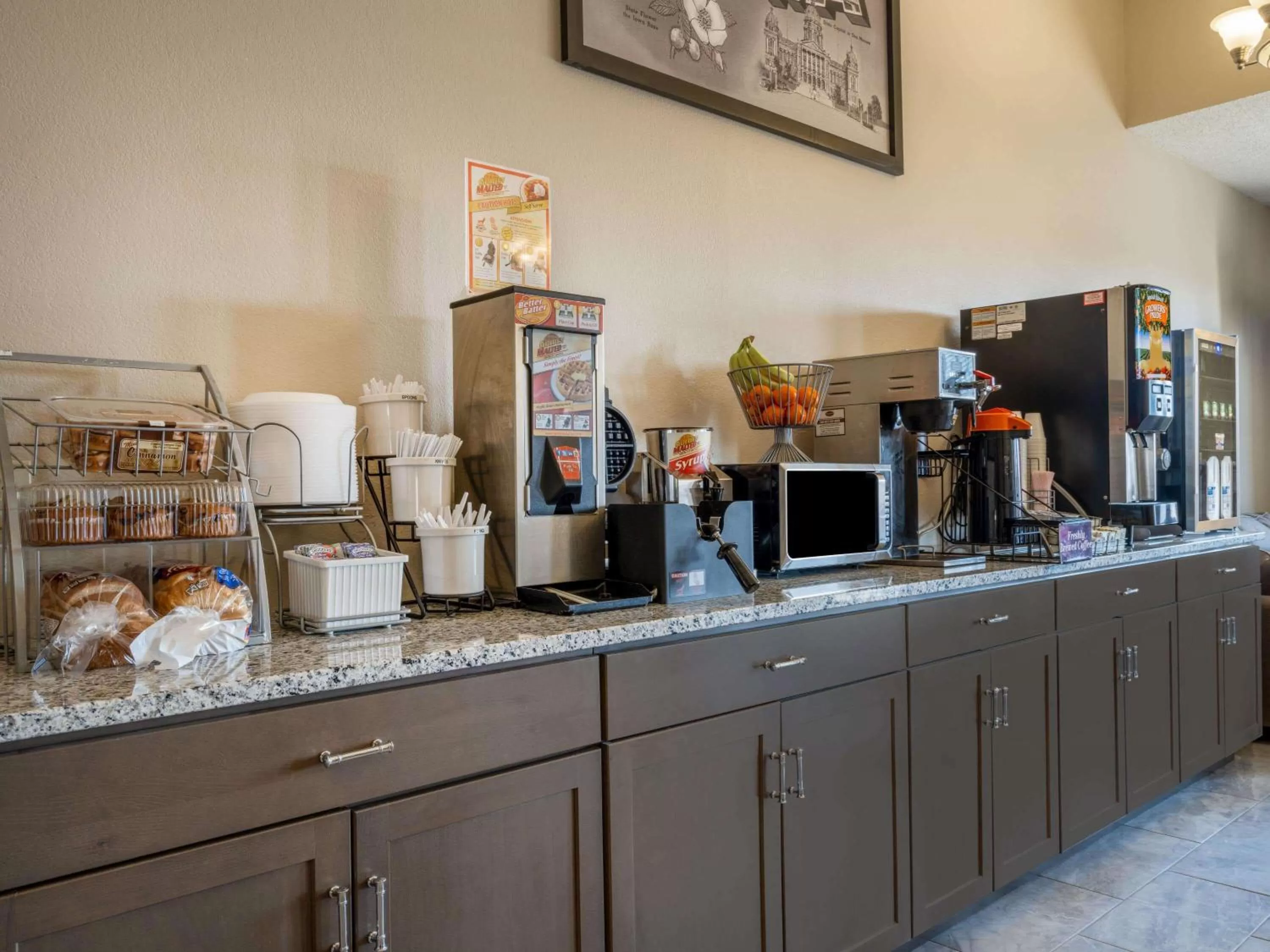 Restaurant/places to eat in Super 8 by Wyndham Clinton