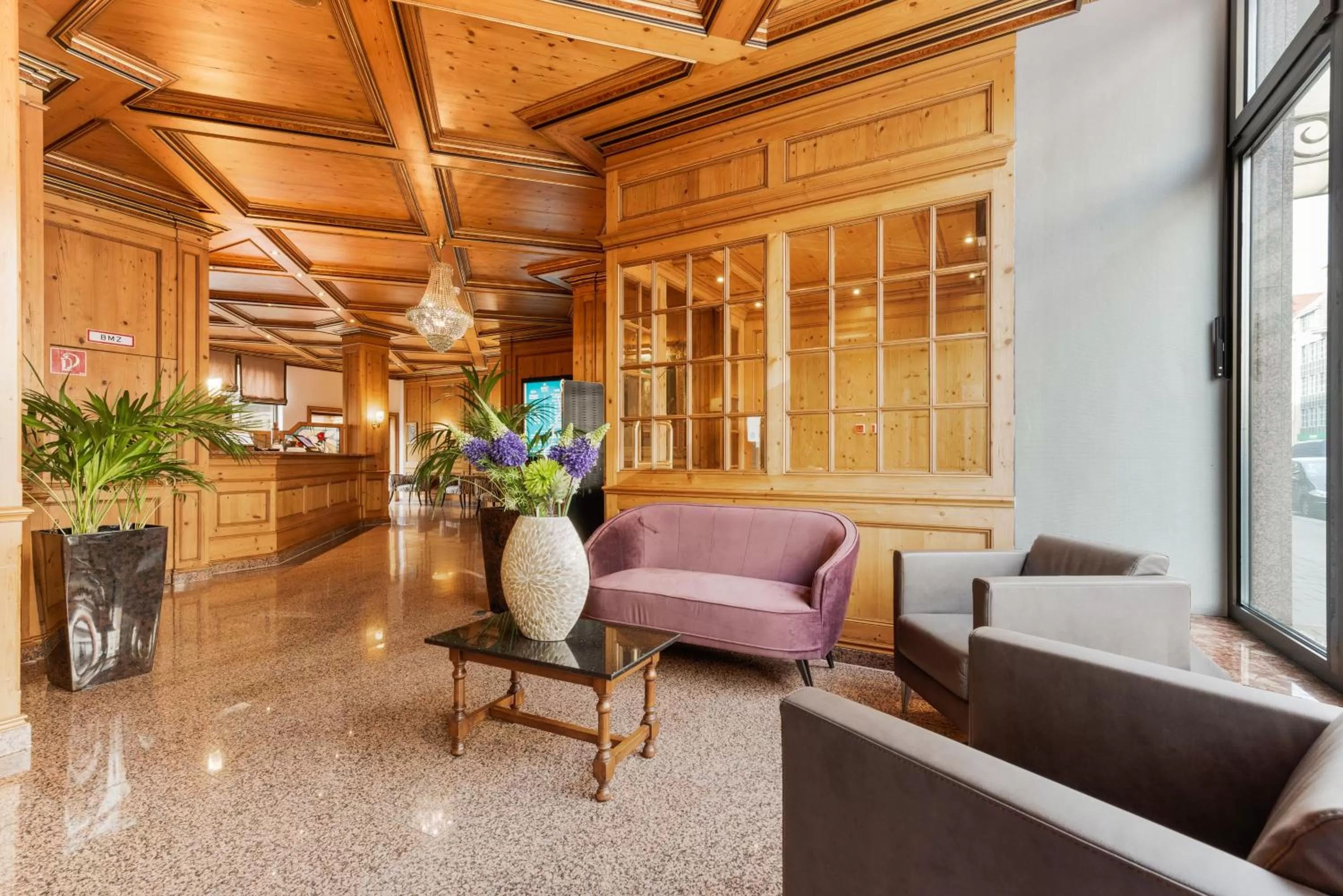 Seating area in King's Hotel Center Superior