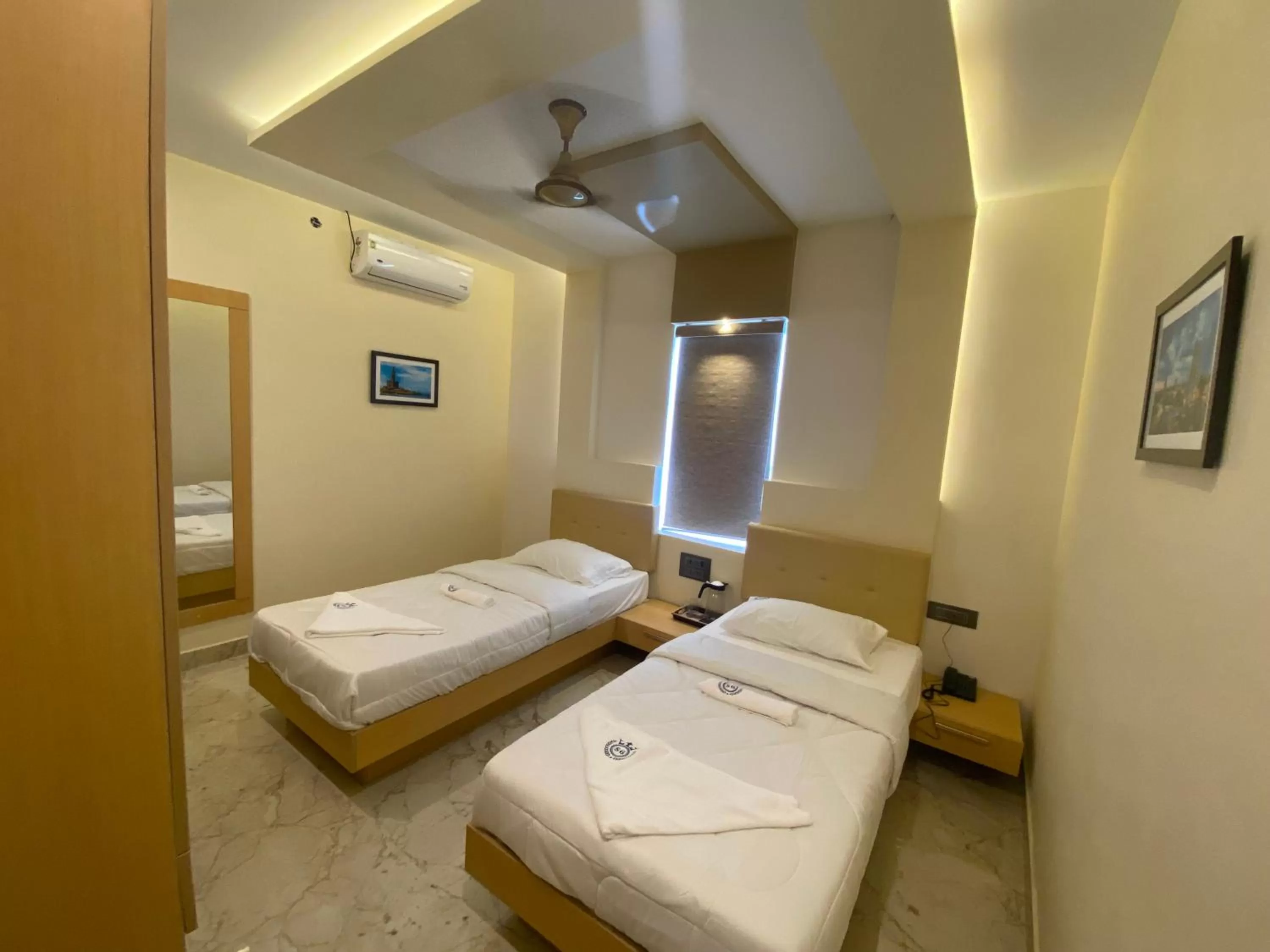 Economy Twin Room in Hotel Sangeeth Palace