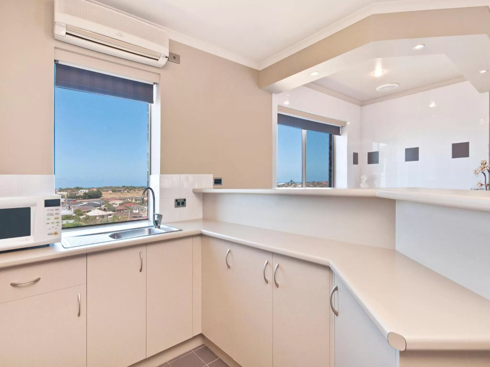 Kitchen or kitchenette in Comfort Inn On Raglan