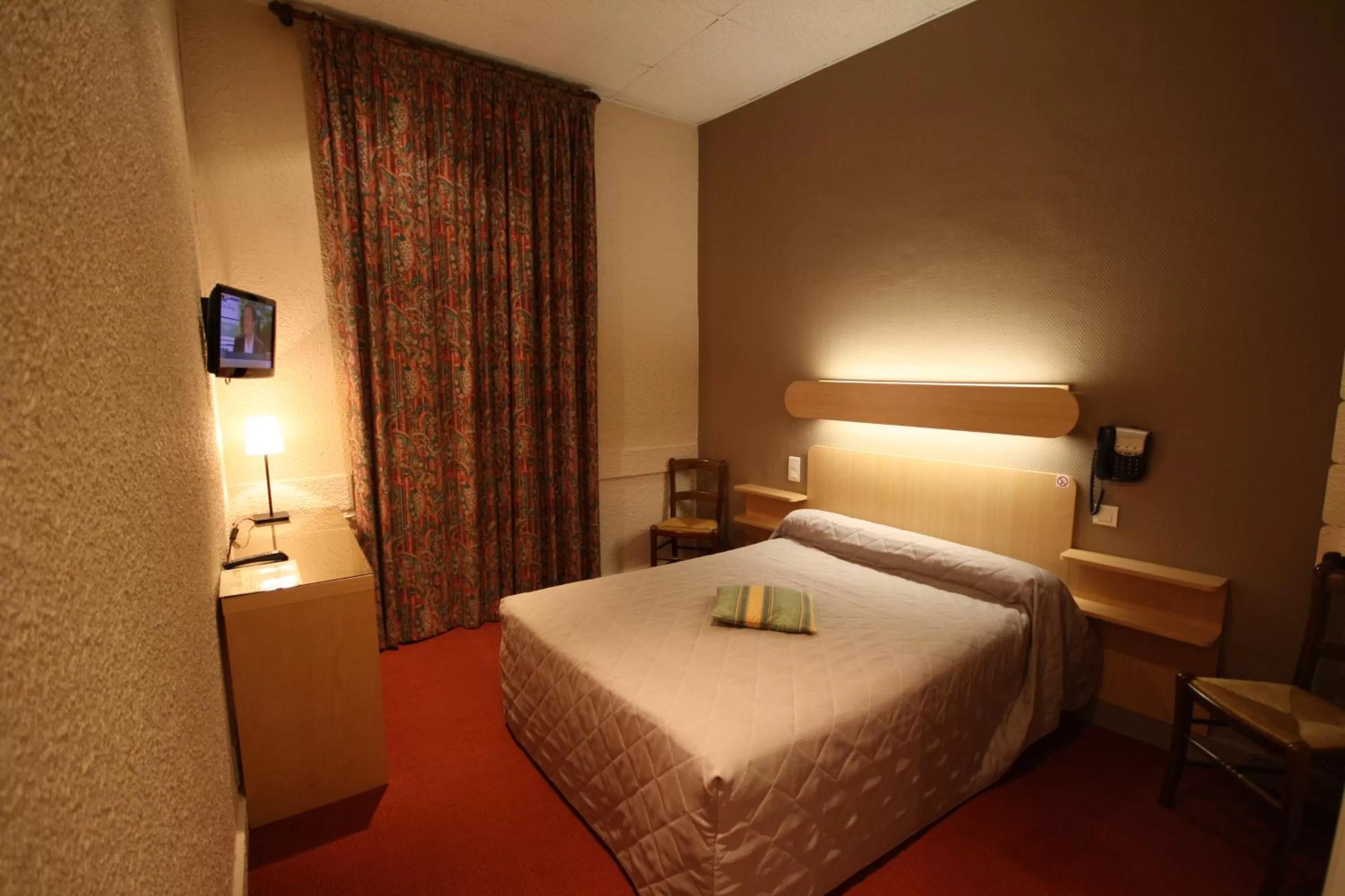 Photo of the whole room, Bed in Logis Hotel L'ange Couronne