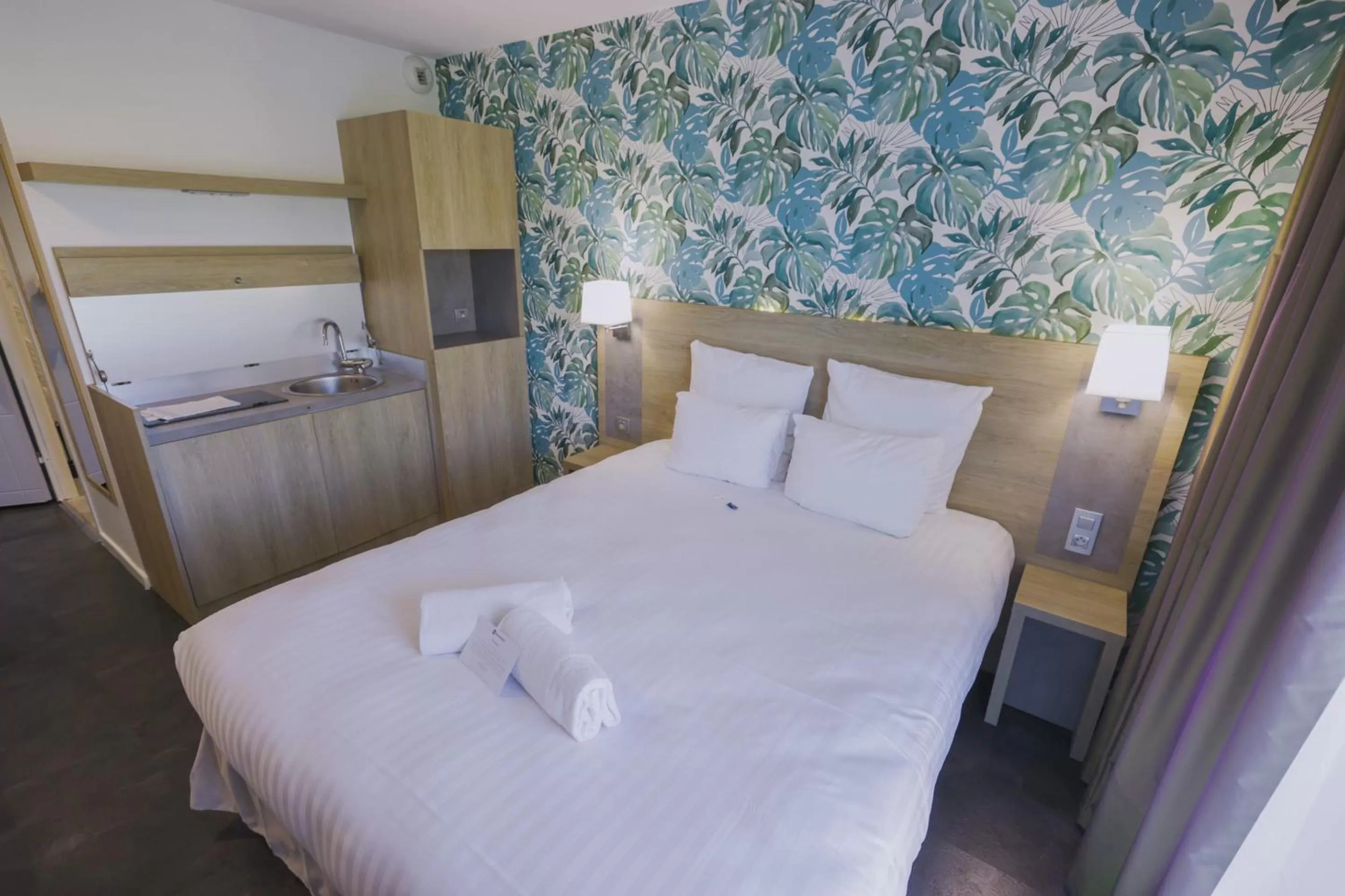Photo of the whole room, Bed in Best Western Les Aureliades Saint Nazaire
